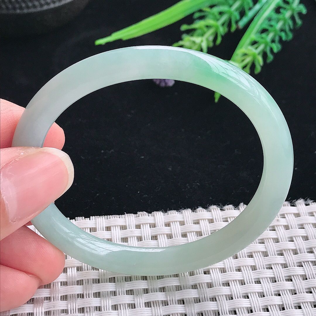 实拍A货翡翠52.5/48.5/7.4/7.2老坑冰胶水灵飘绿贵妃手镯叮当镯