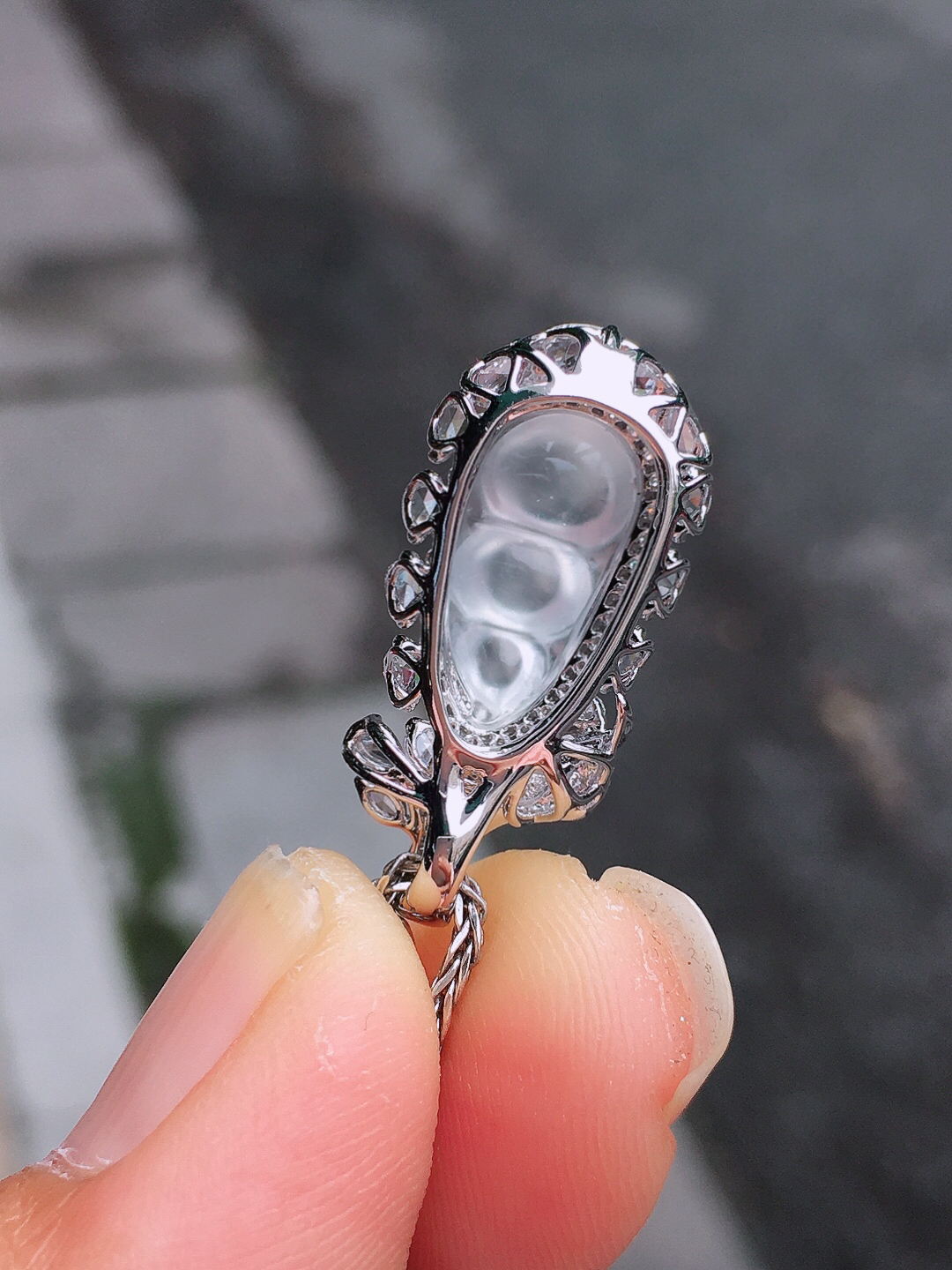 玻璃种福豆吊坠，玉质细腻，荧光感超
强，饱满圆润，尽显优雅气质，18k
金豪华镶嵌