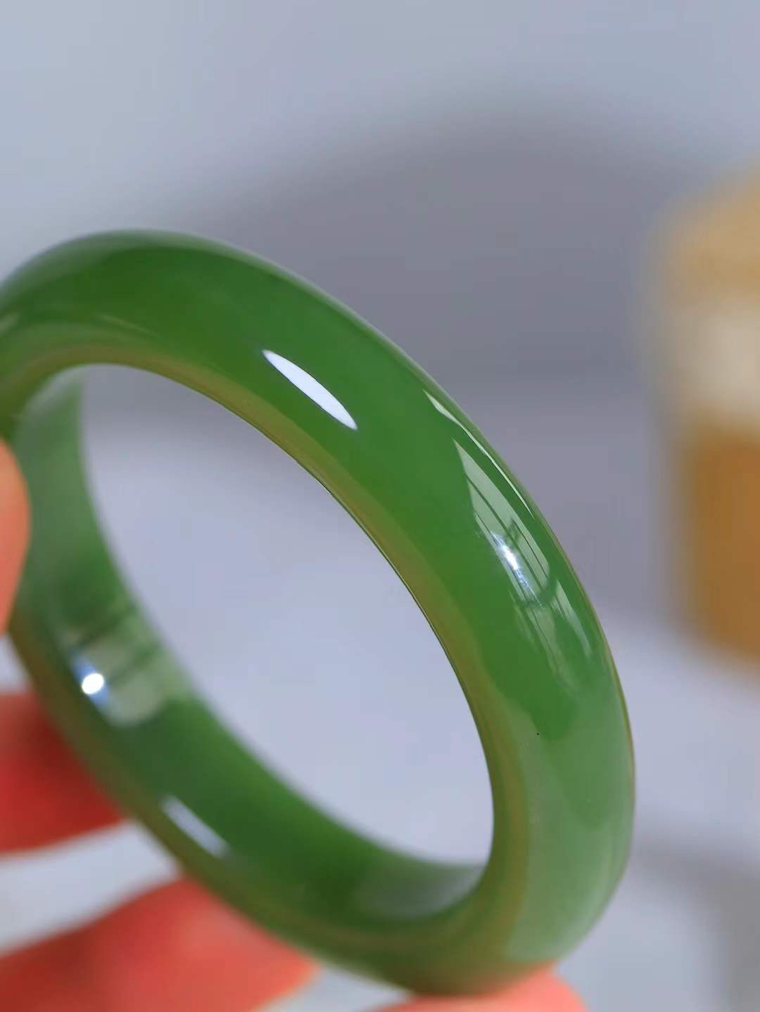 （柔情似水.手镯）

精品和田玉青黄口手镯，玉质温润细腻，镯型饱满圆润，优雅知性，姽婳于幽静兮，又婆娑乎人间，经典款型，古朴典雅。极具灵性，腕间风情，风姿卓越。 重72克   尺寸57.5-13-10.5mm    FDL-36372326