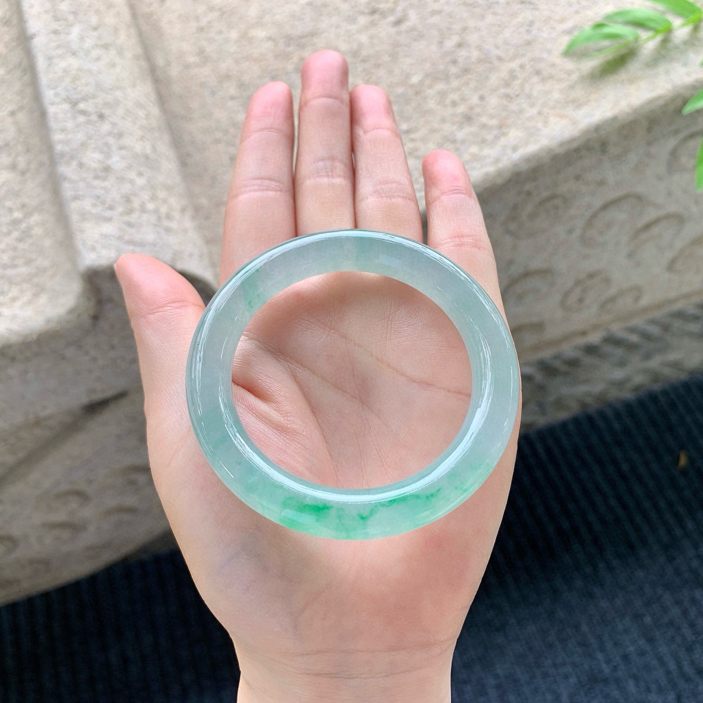 圆条50 51
【圈口】51.3/9.8/9.7
【描述】冰飘绿，水润，种老，细腻，无裂纹！