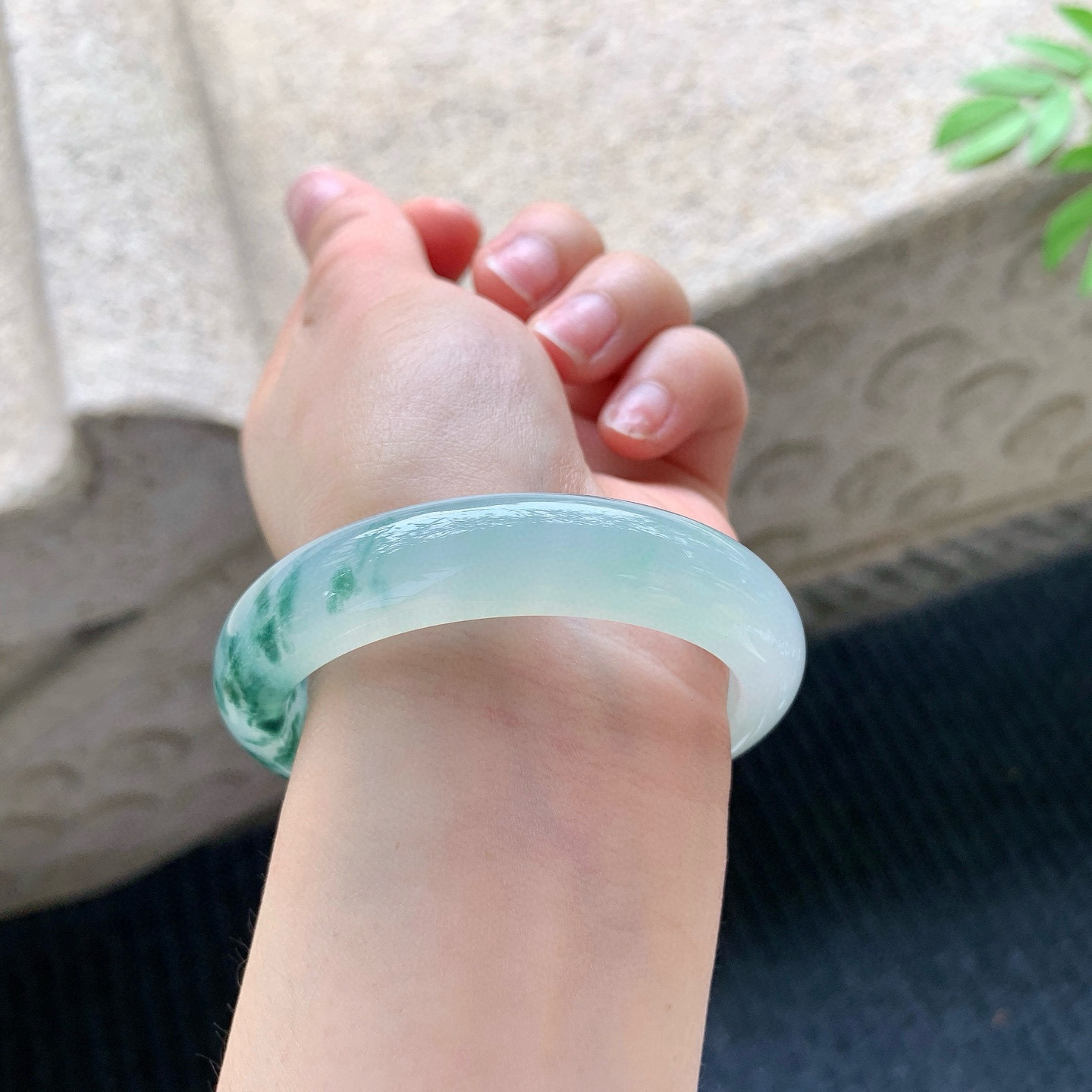 正圈52 53
【圈口】53.6/12.6/8.2
【描述】冰飘花，水润，种老，细腻，无纹裂！