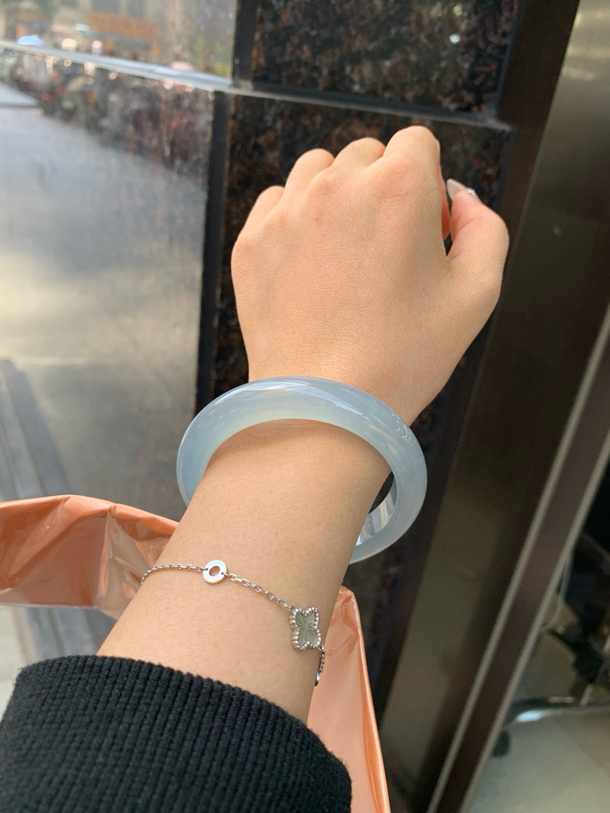 冰紫正圈，无纹裂
55.2-8.6-11.6
底妆冰润，淡淡粉紫，清透飘渺如雾般连绵，水光流转的美貌紫镯绝妙冰透，醉卧水云间，氤氲诗意的美跃然于手腕之间