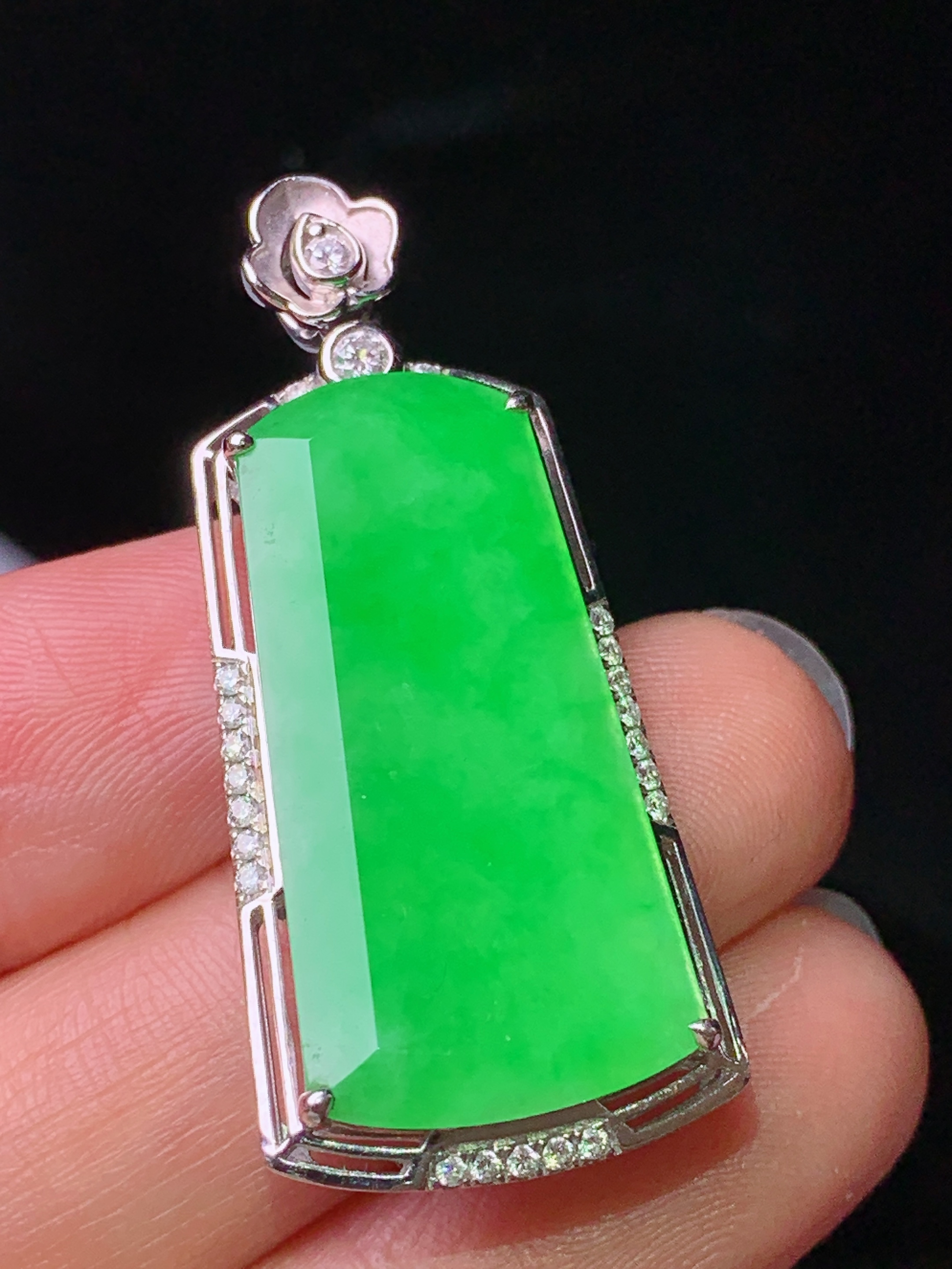 18k金钻镶嵌翠绿无事牌吊坠 玉质细腻 色泽艳丽清新 水润亮眼 整体尺寸39.2*17.5*7.3g1