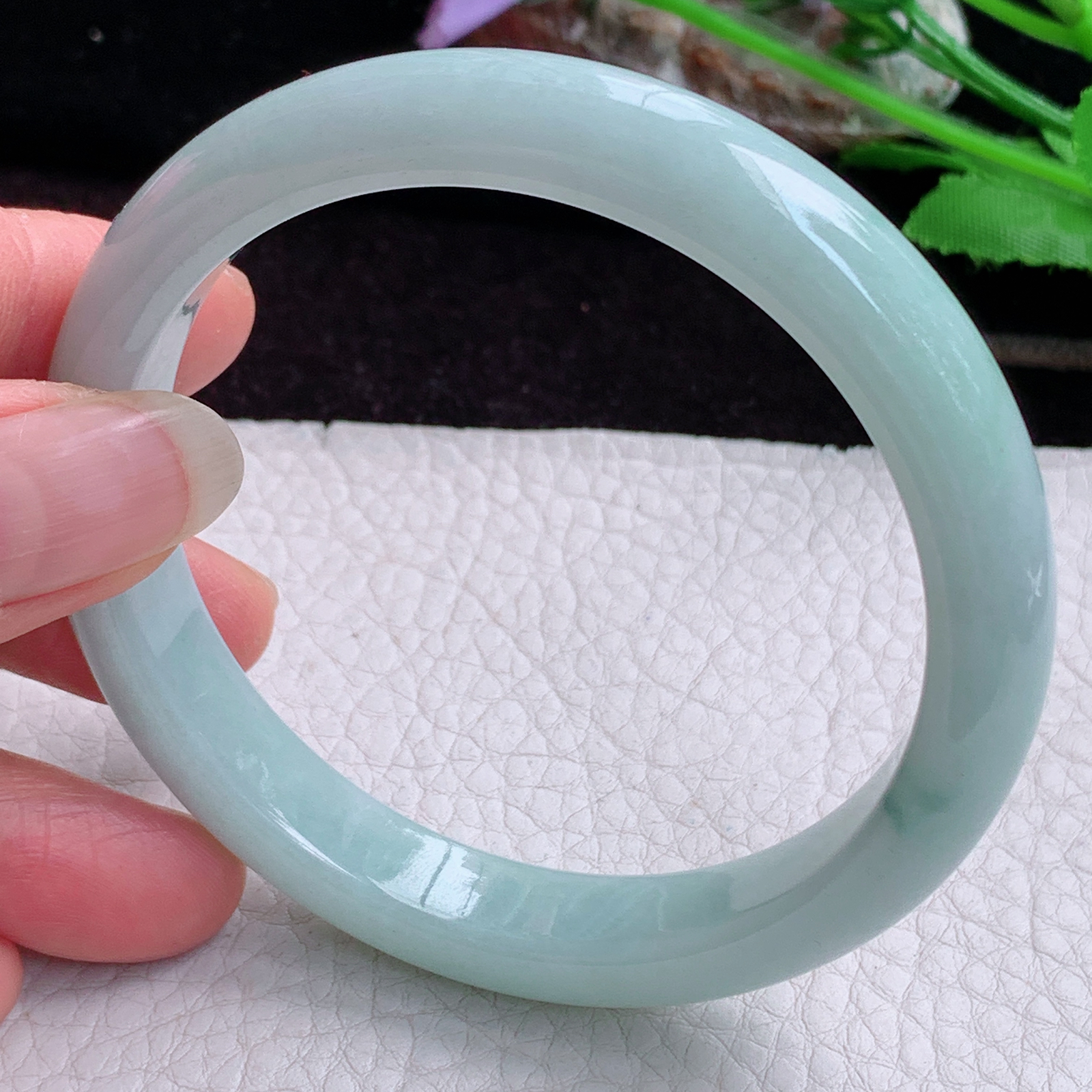 xx大圈口60*11*8平安镯 天然翡翠A货手镯浅绿飘花宽边正圈玉镯子