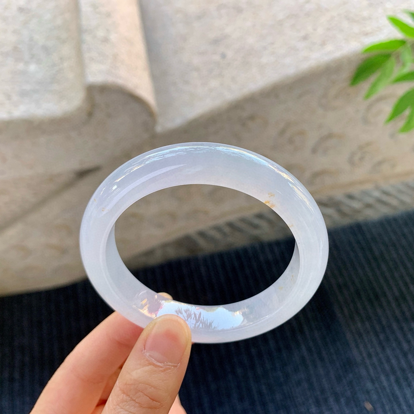 正圈55 56
【圈口】56/12/9
【描述】冰粉紫，水润，种老，细腻，无纹裂！