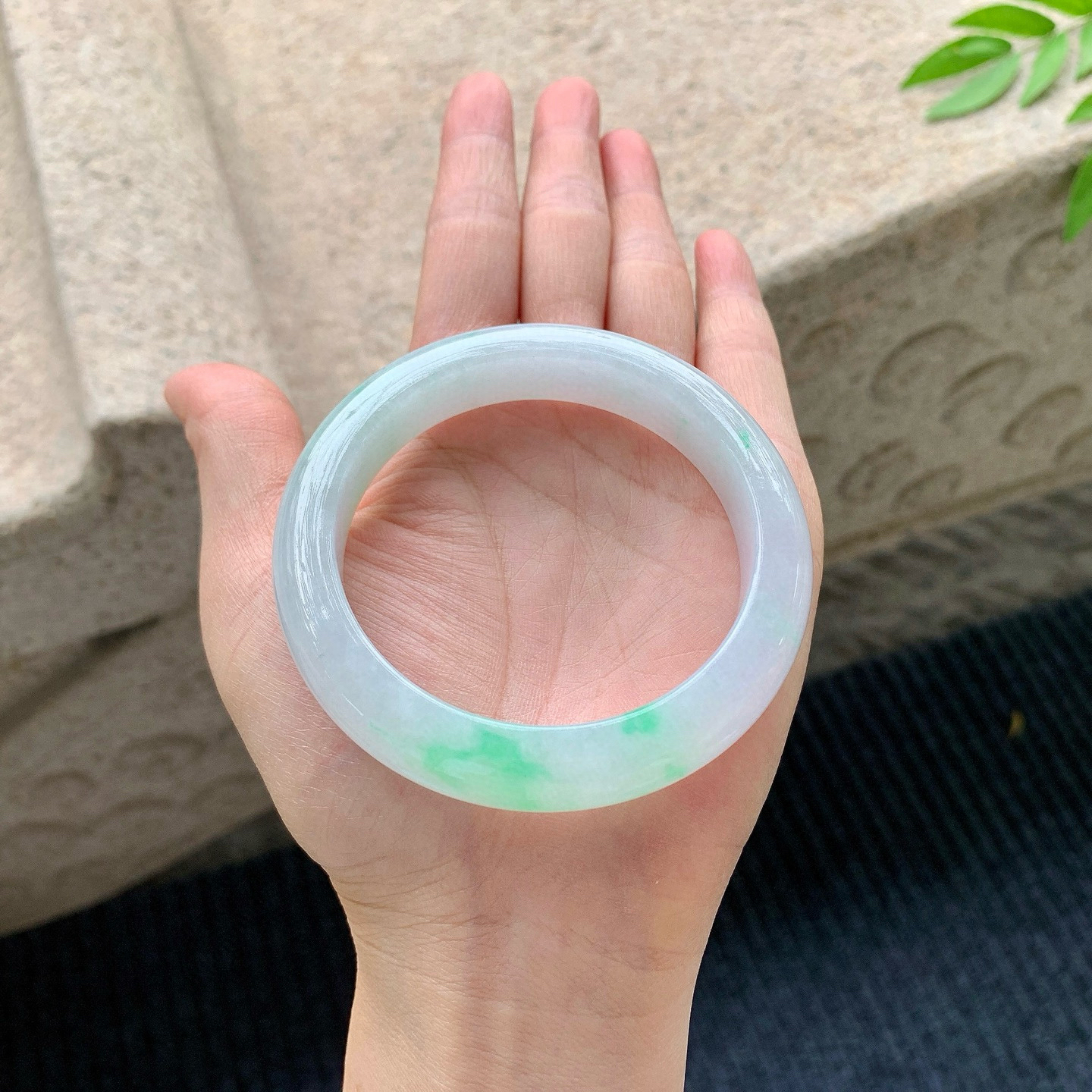 正圈55 56
【圈口】56.2/12/9
【描述】淡春彩，水润，种老，细腻，无纹裂！