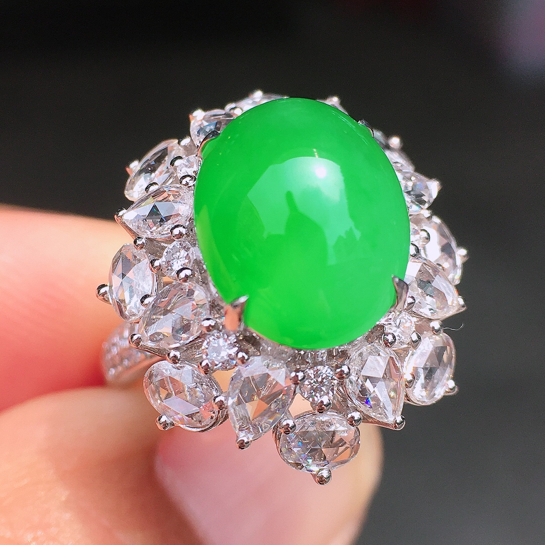 阳绿蛋面戒指，色泽均匀艳丽，玉质细腻，荧光感超
强，饱满圆润，尽显优雅气质，18k
金豪华镶嵌