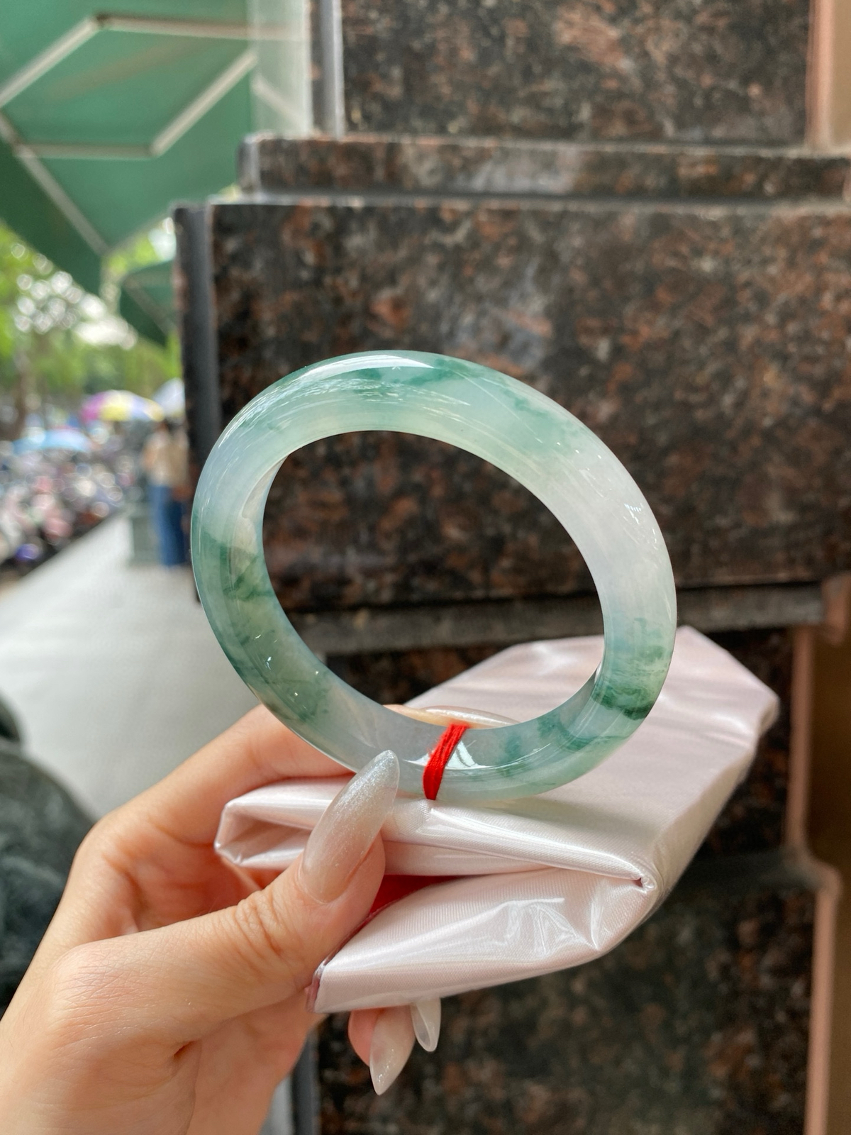 【冰蓝飘花手镯】
尺寸：55.8-12.1-8.9
自然光无滤镜，原图直出