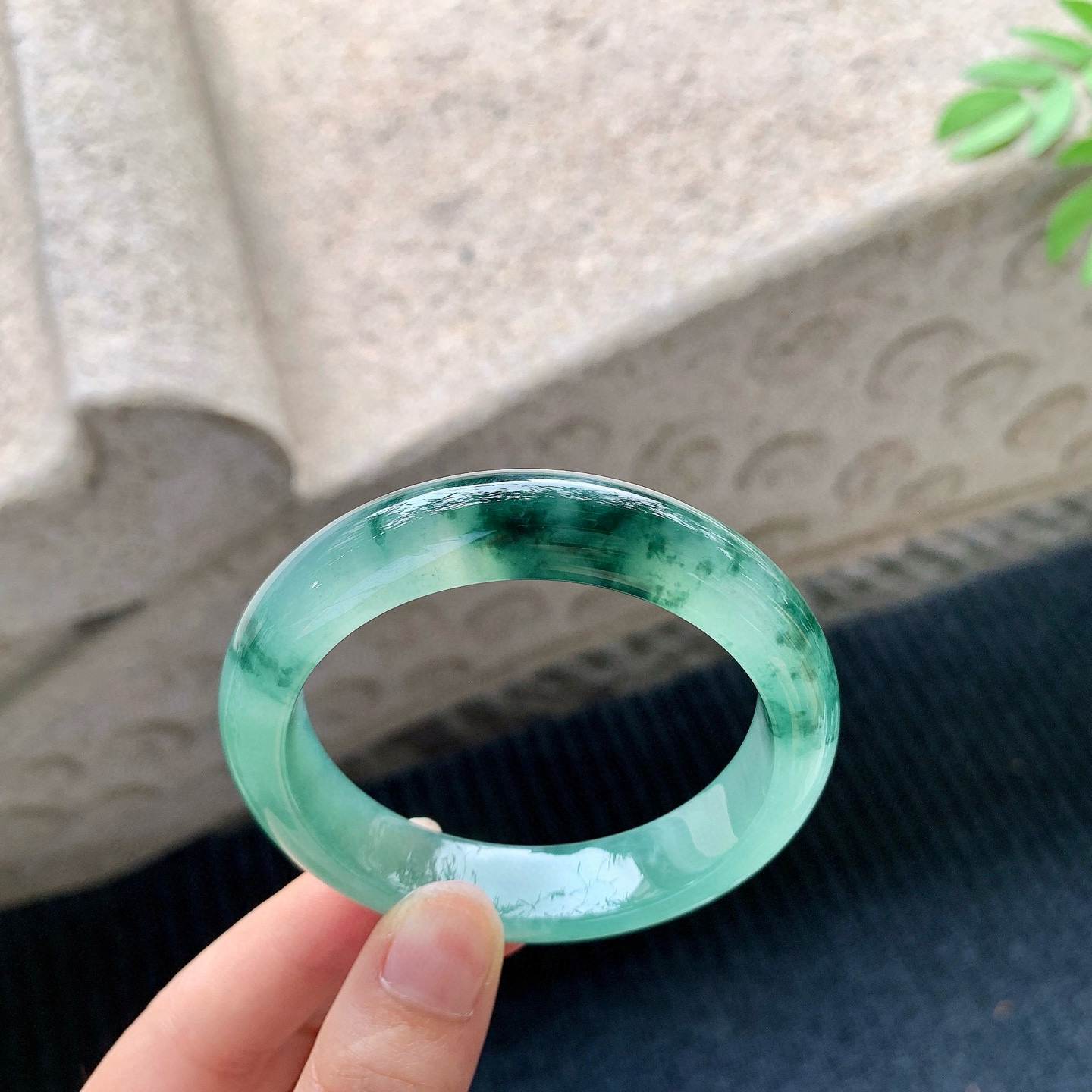 正圈53 54
【圈口】53.2/12.2/8.5
【描述】冰飘花，水润，种老，细腻，无纹裂！