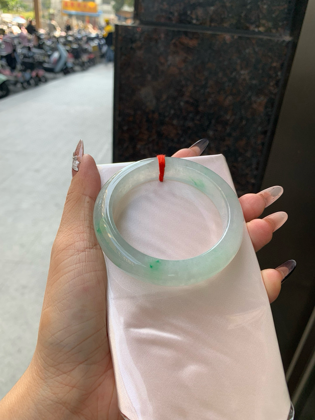 冰飘绿正圈
53.6-8.6-12.5
底妆冰润，几抹绿花点缀，简约却充满灵气，清新如芽，宛若自然的画卷凝结于腕间，静中带动，韵味悠长