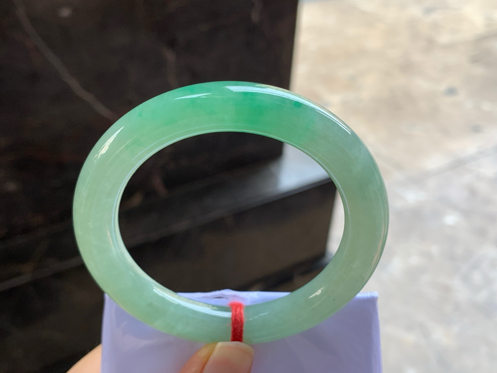 54-10.4

绿色圆条手镯^_^鲜艳 玉质温润 色阳