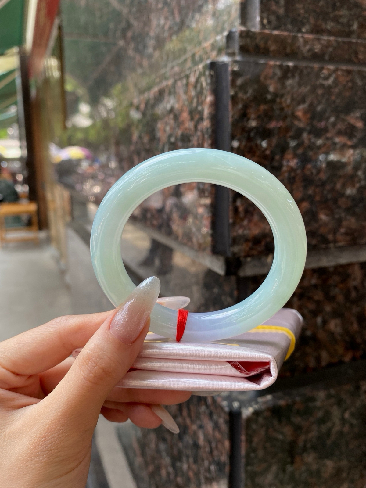 【果绿圆条手镯】
尺寸：55.2-10.8-10.8
自然光无滤镜，原图直出