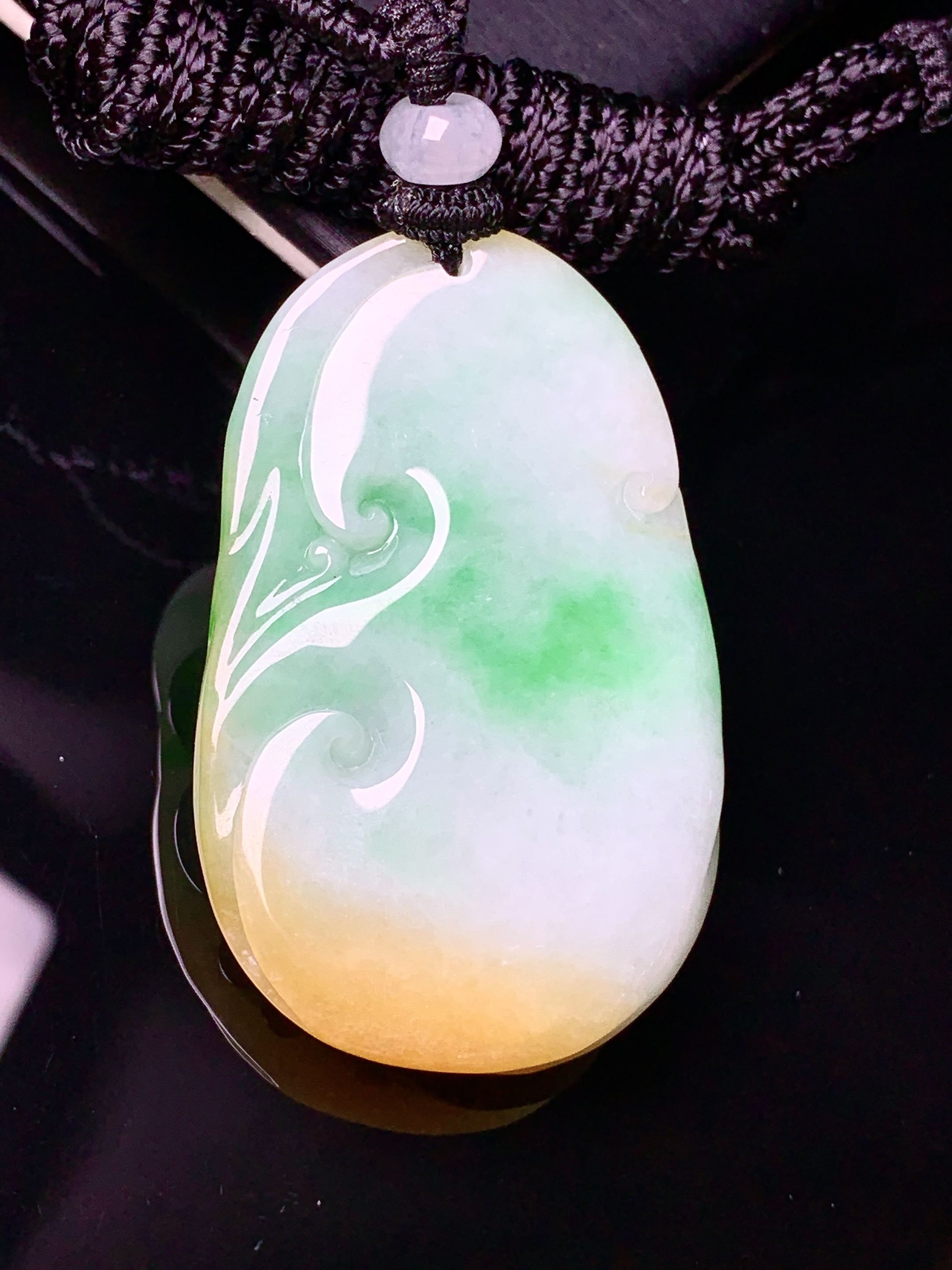 飘黄绿翡悟道吊坠 玉质细腻 色泽艳丽清新 水润亮眼 整体尺寸47.2*29.2*11w1