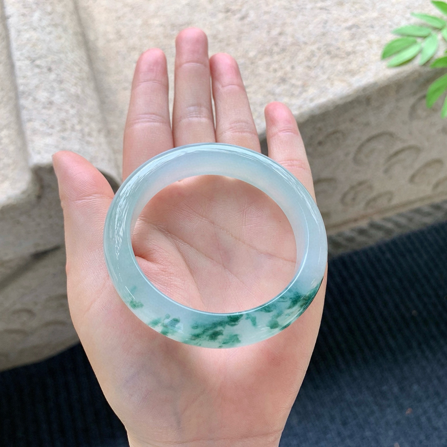 正圈52 53
【圈口】53.6/12.6/8.2
【描述】冰飘花，水润，种老，细腻，无纹裂！