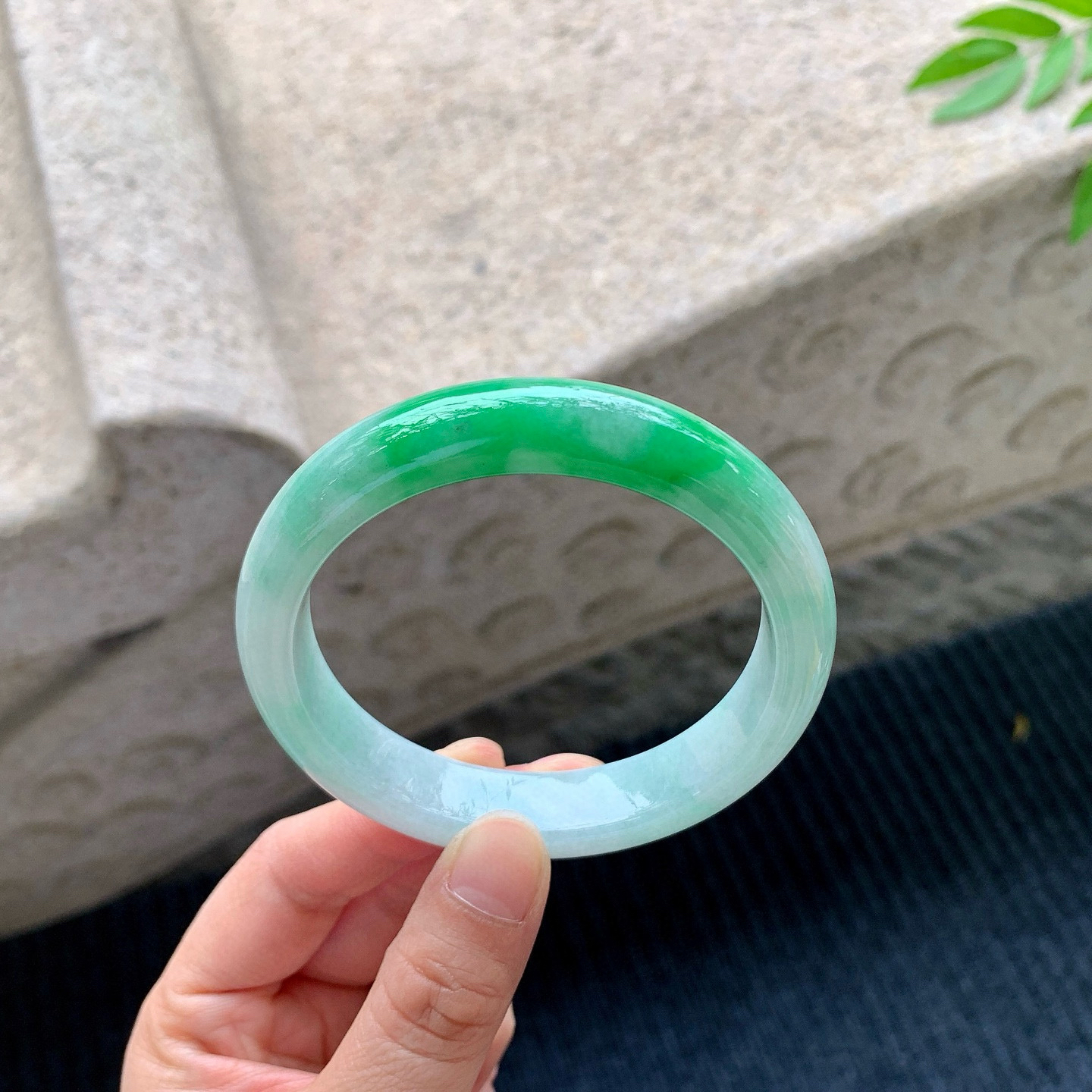 正圈56 57
【圈口】57.8/12.4/8.4
【描述】飘绿，水润，种老，细腻，无裂纹！