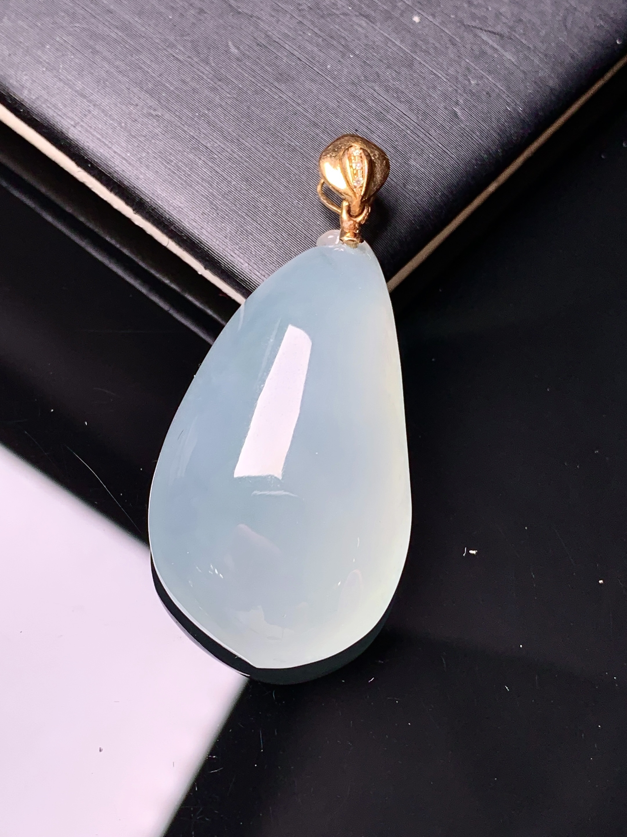 18k金镶嵌冰种福瓜吊坠 玉质细腻 色泽艳丽清新 水润亮眼 整体尺寸40.6*19*10j2