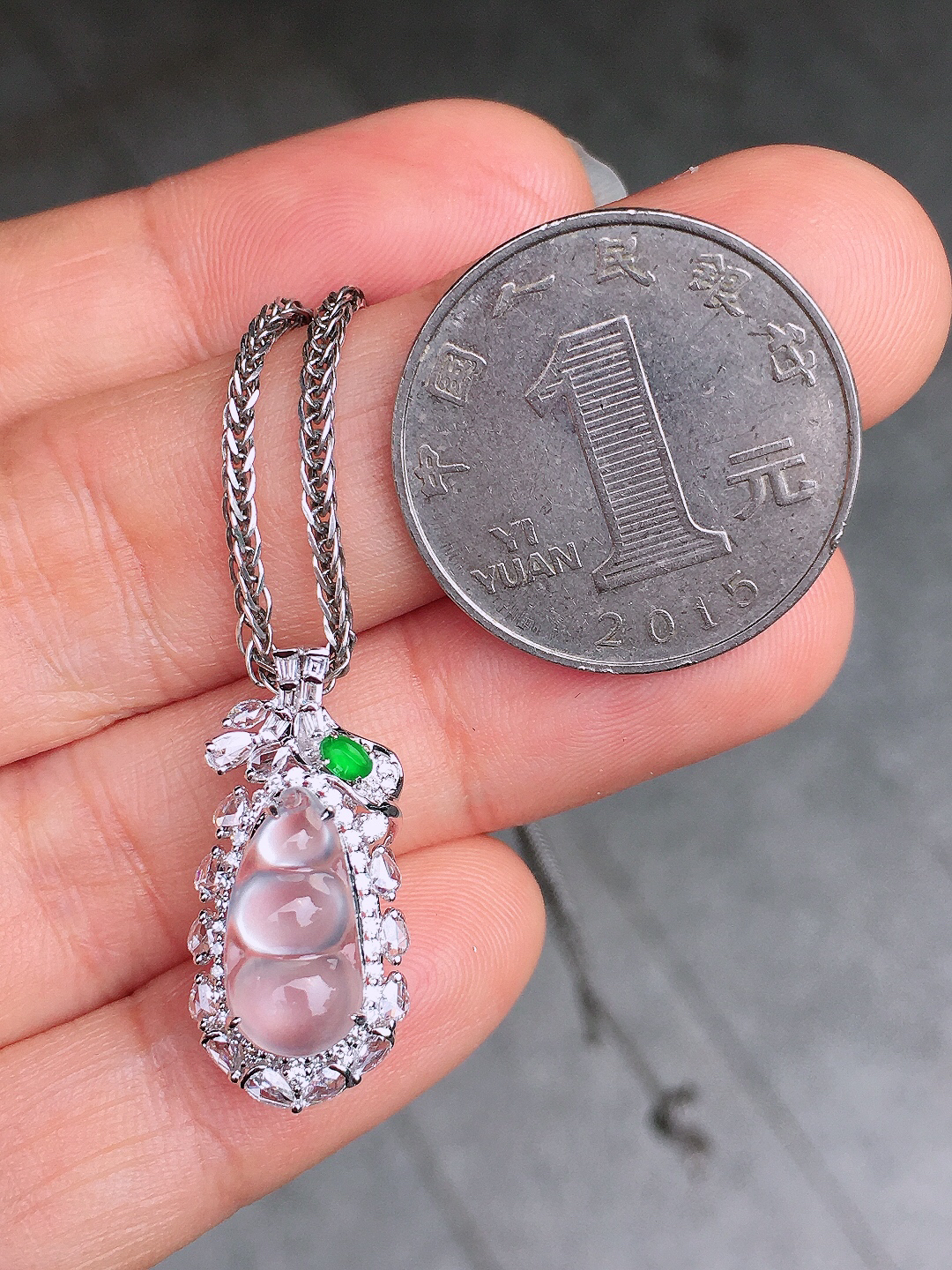 玻璃种福豆吊坠，玉质细腻，荧光感超
强，饱满圆润，尽显优雅气质，18k
金豪华镶嵌