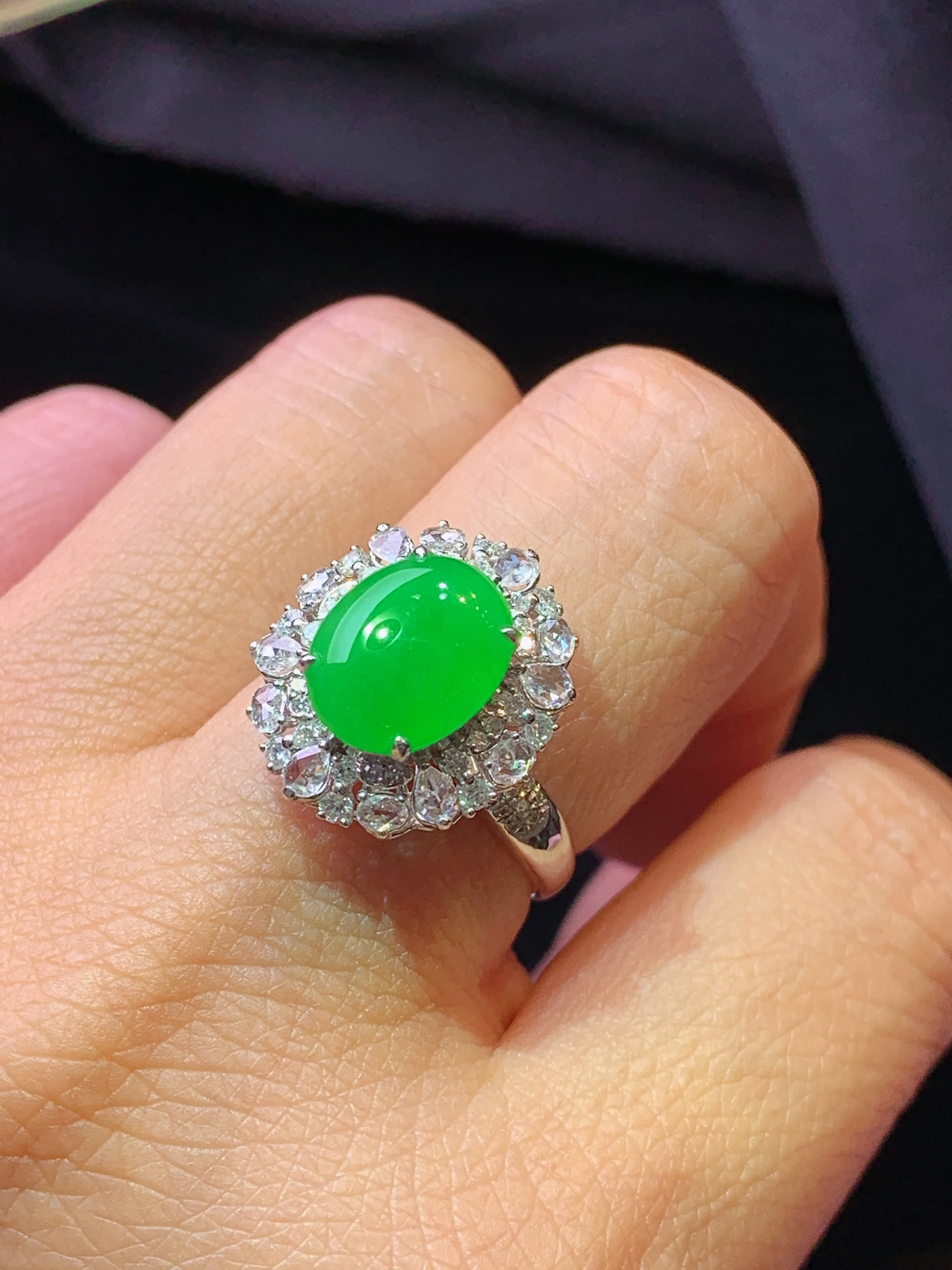 18k金钻镶嵌满绿蛋面戒指 玉质细腻 色泽艳丽清新 水润亮眼 圈口14 整体尺寸16.8*14.6*9.8t1