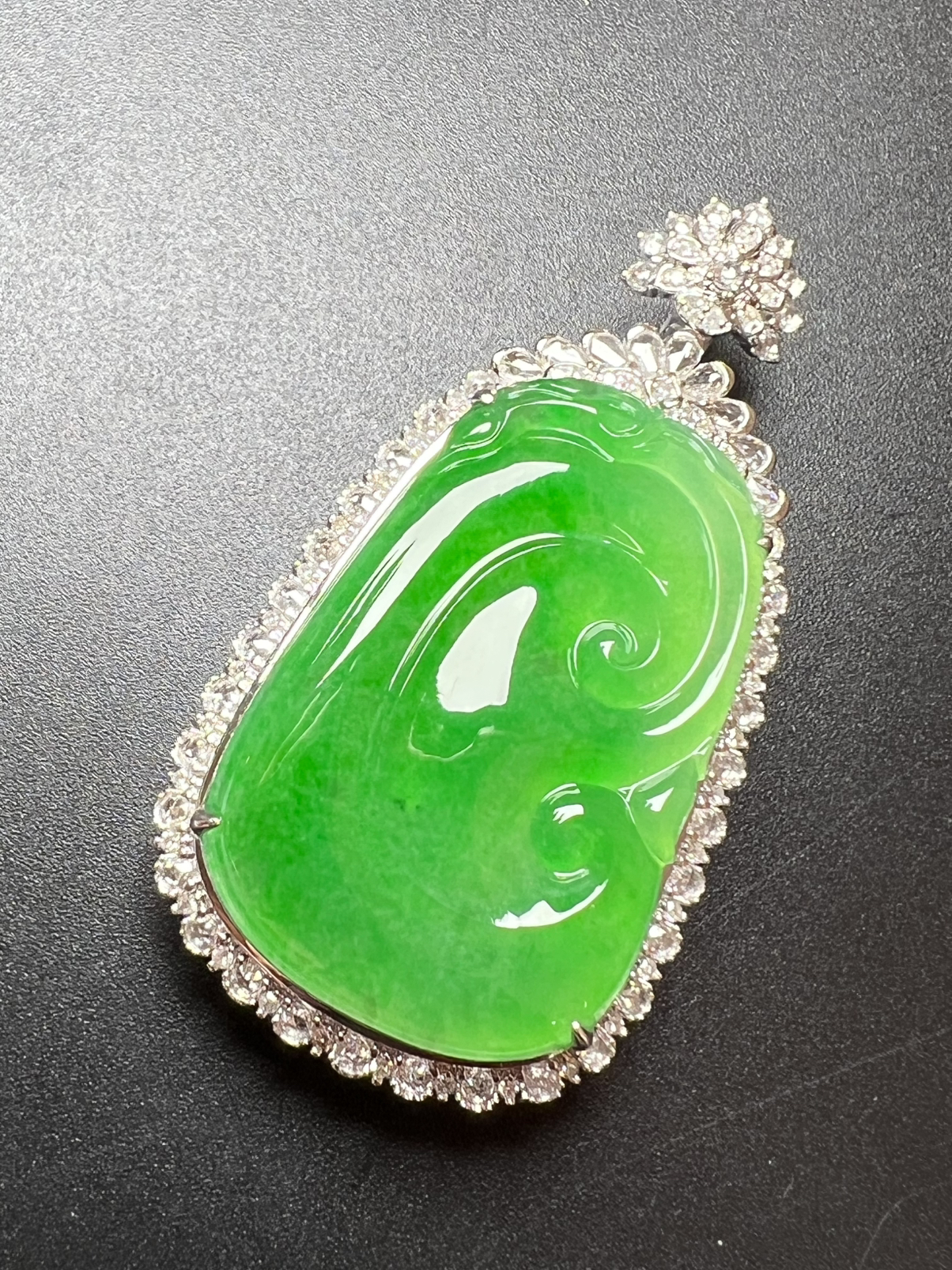 满绿大如意种色俱佳，一刀切，整体尺寸53…*27.8*12 祼石尺寸35.2*22.8*2.5