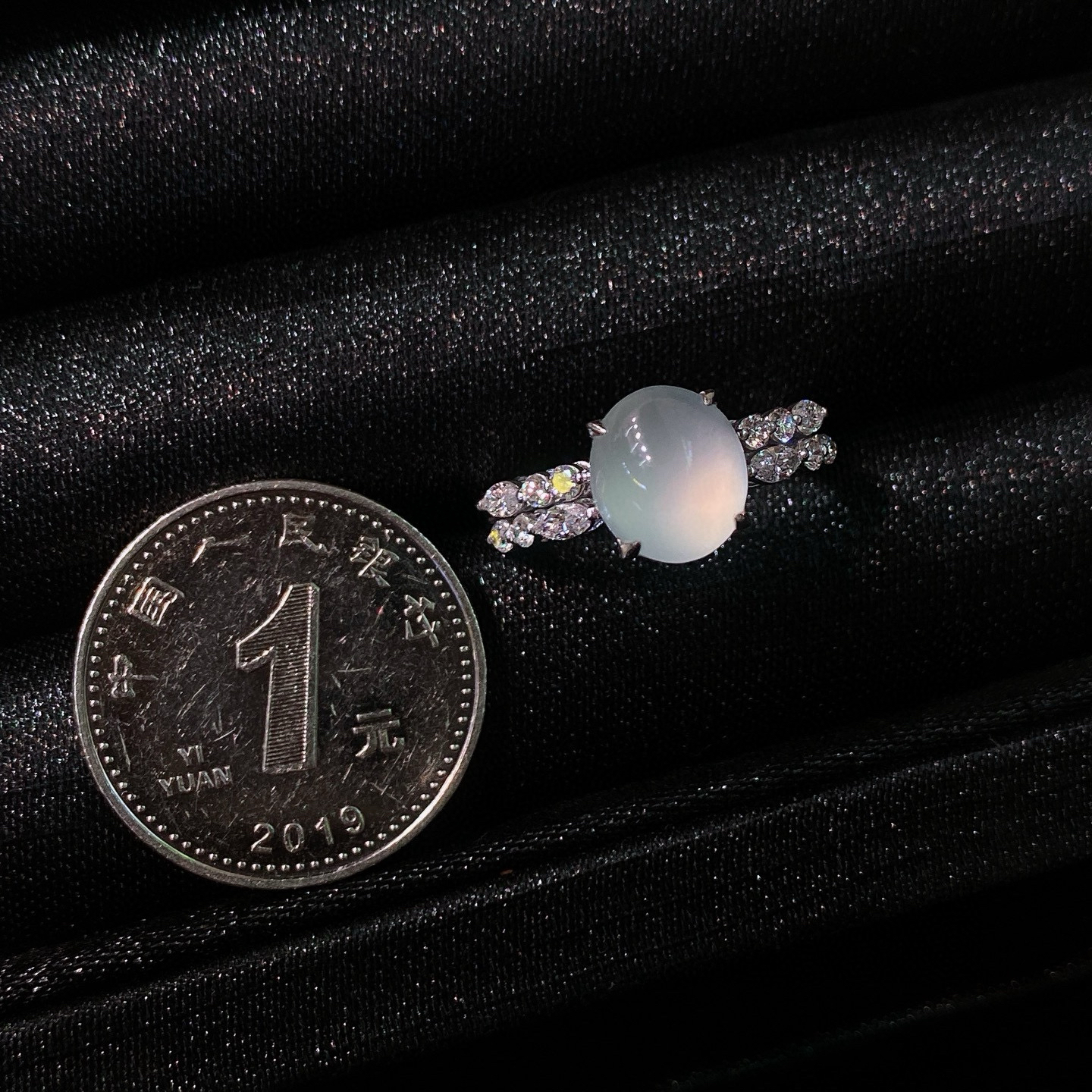 高冰蛋面戒指 
冰透水润，质地细腻
蛋面圆润饱满，18k金镶嵌
实物更美～