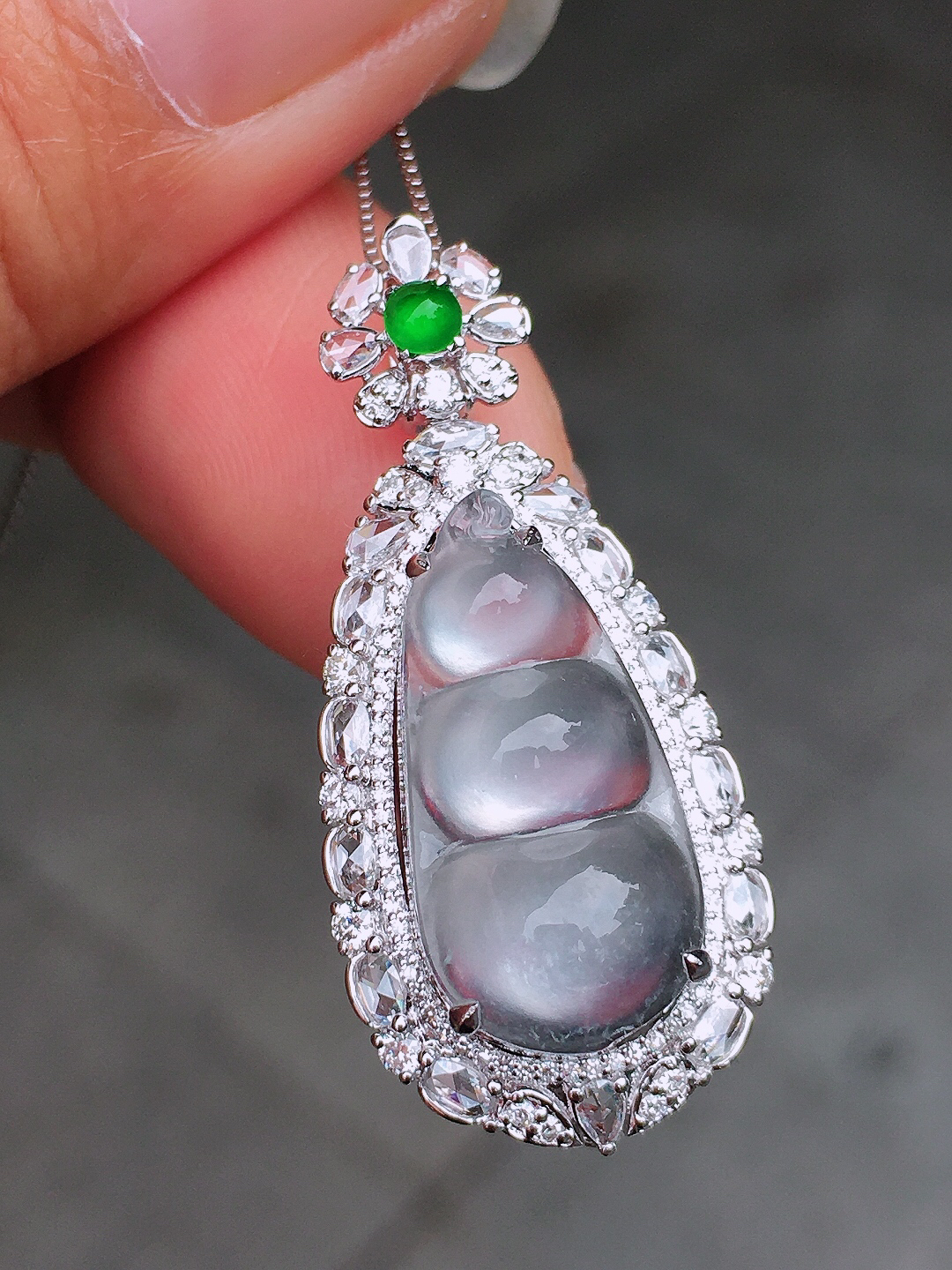 玻璃种福豆吊坠，玉质细腻，荧光感超
强，饱满圆润，尽显优雅气质，18k
金豪华镶嵌