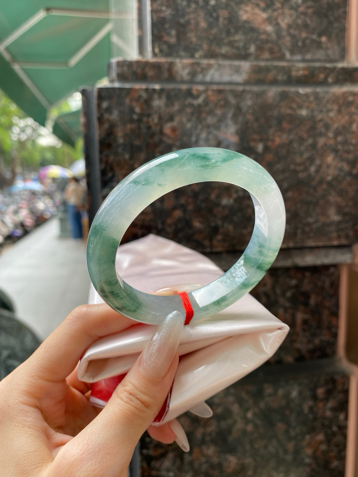 【冰蓝飘花手镯】
尺寸：55.8-12.1-8.9
自然光无滤镜，原图直出