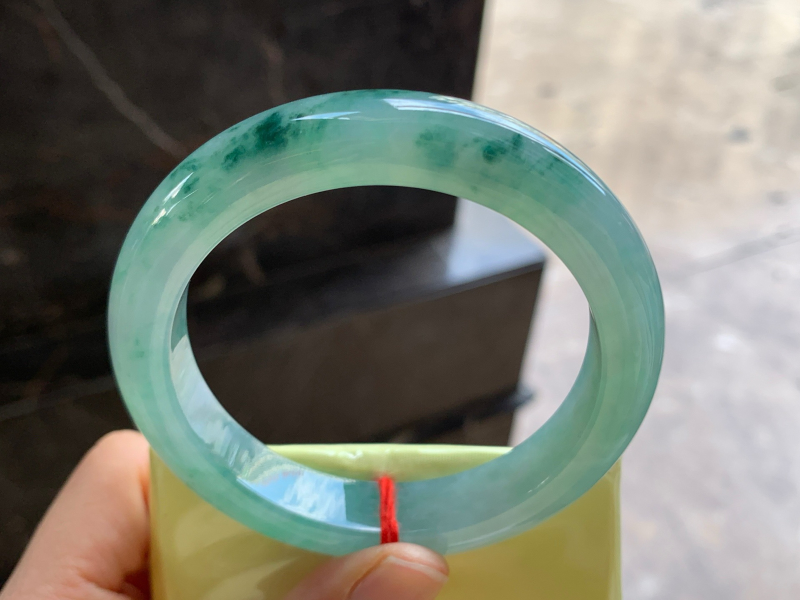 57-12.1-9.7

飘花手镯^_^鲜艳 玉质温润 细腻