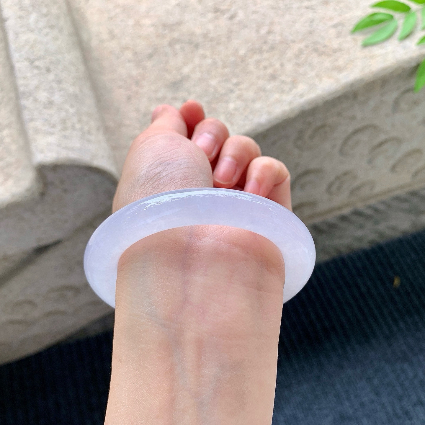 圆条55 56
【圈口】55/10.1/10.8
【描述】冰淡紫，水润，种老，细腻，无裂纹！