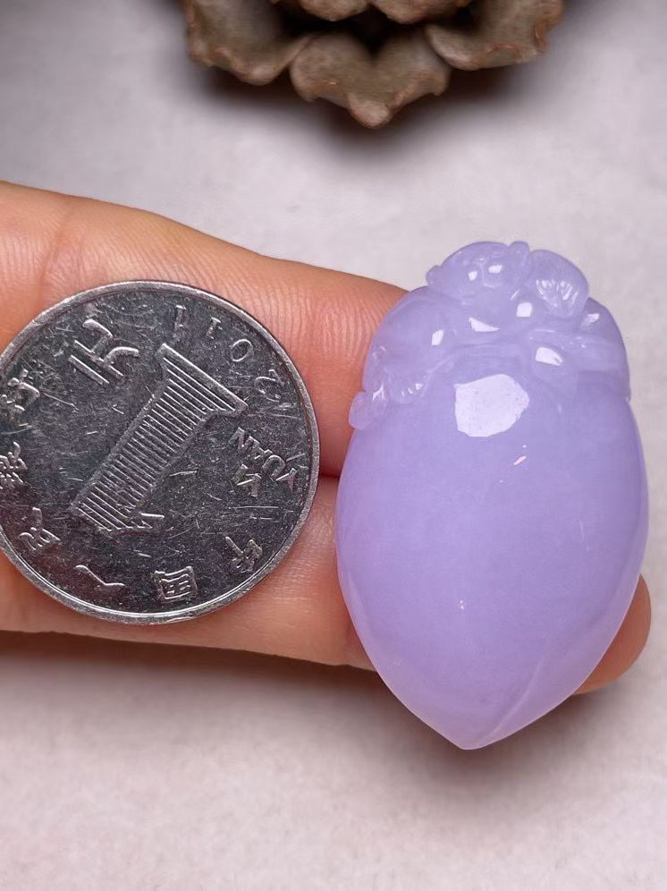 冰糯种淡紫罗兰【寿桃】吊坠、种水好，玉质细腻 ，卖相好‘