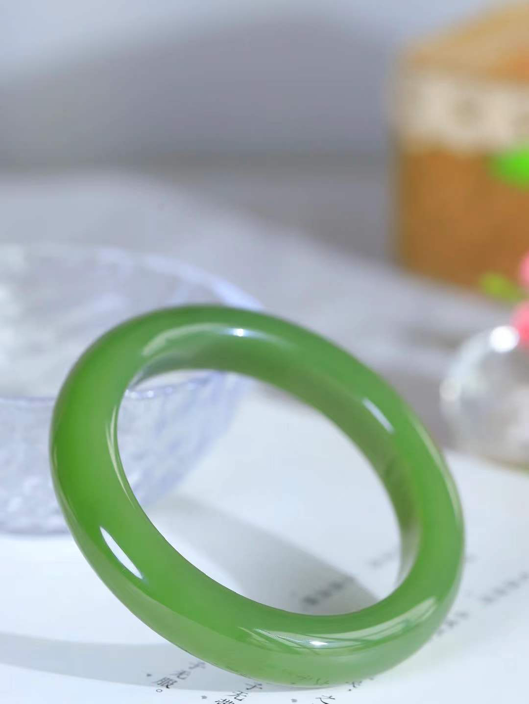 （柔情似水.手镯）

精品和田玉青黄口手镯，玉质温润细腻，镯型饱满圆润，优雅知性，姽婳于幽静兮，又婆娑乎人间，经典款型，古朴典雅。极具灵性，腕间风情，风姿卓越。 重72克   尺寸57.5-13-10.5mm    FDL-36372326