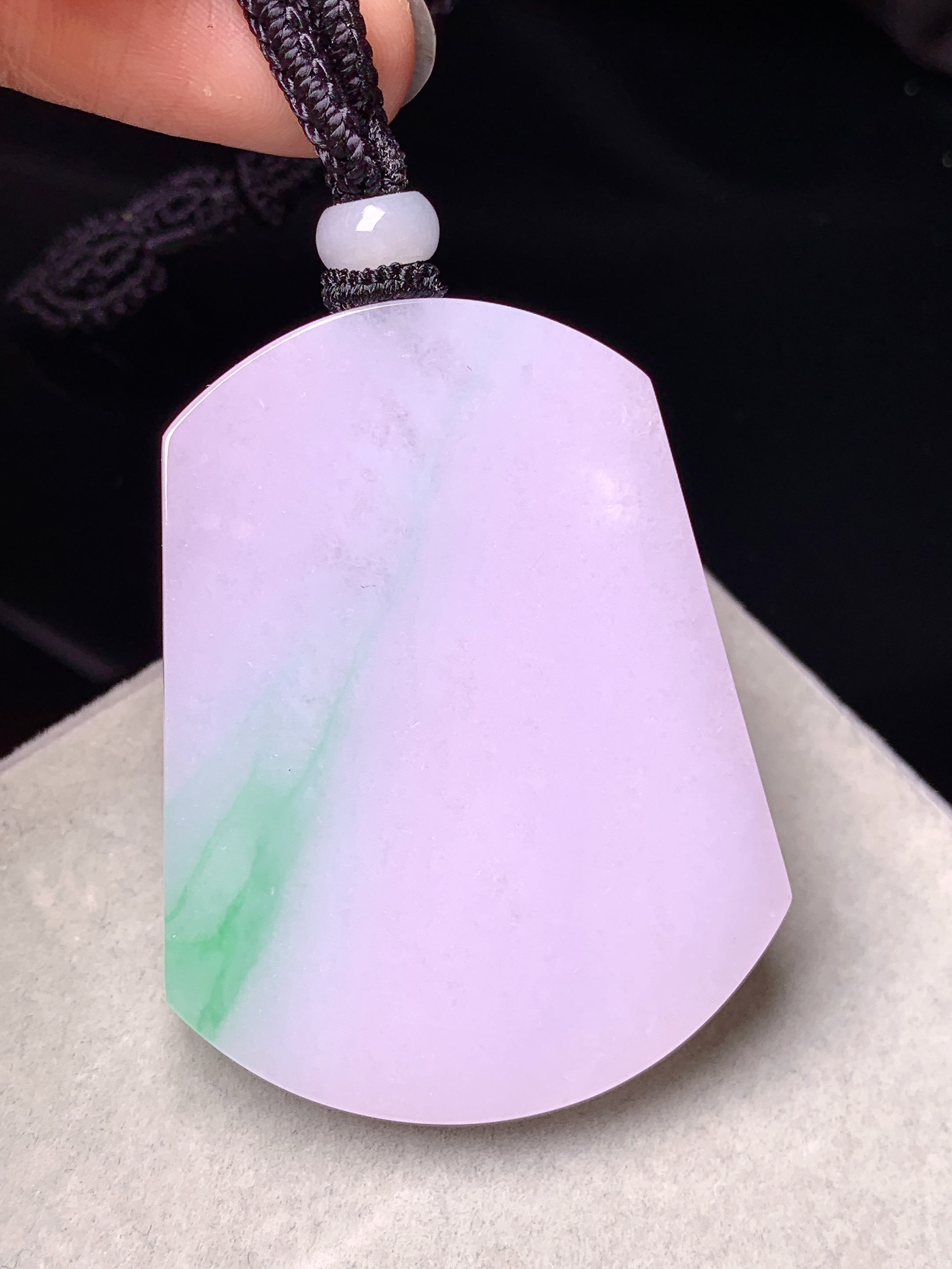 淡紫罗兰飘绿无事牌吊坠 玉质细腻 色泽艳丽清新 水润亮眼 整体尺寸49.5*38.2*5.7w1