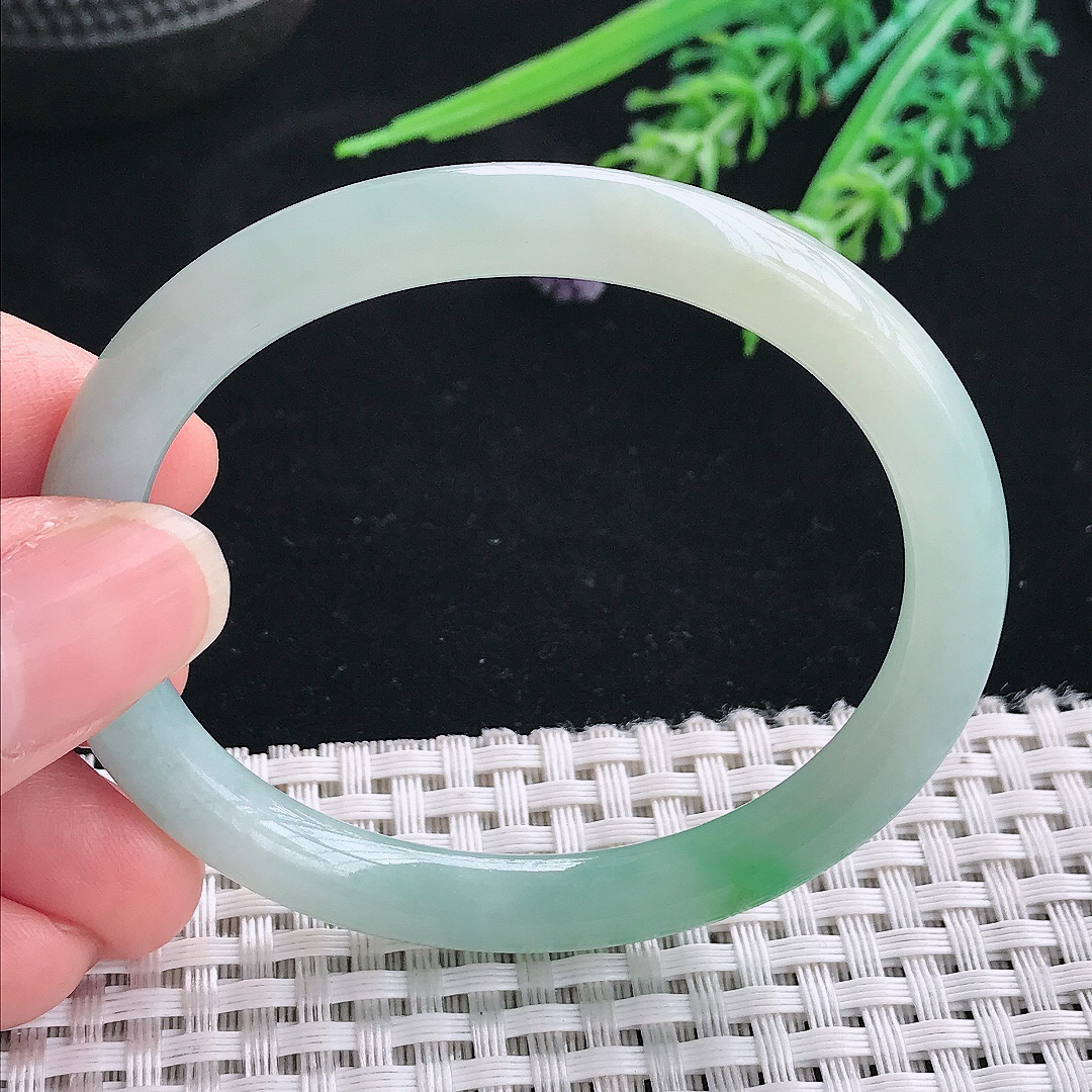 实拍A货翡翠52.5/48.5/7.4/7.2老坑冰胶水灵飘绿贵妃手镯叮当镯