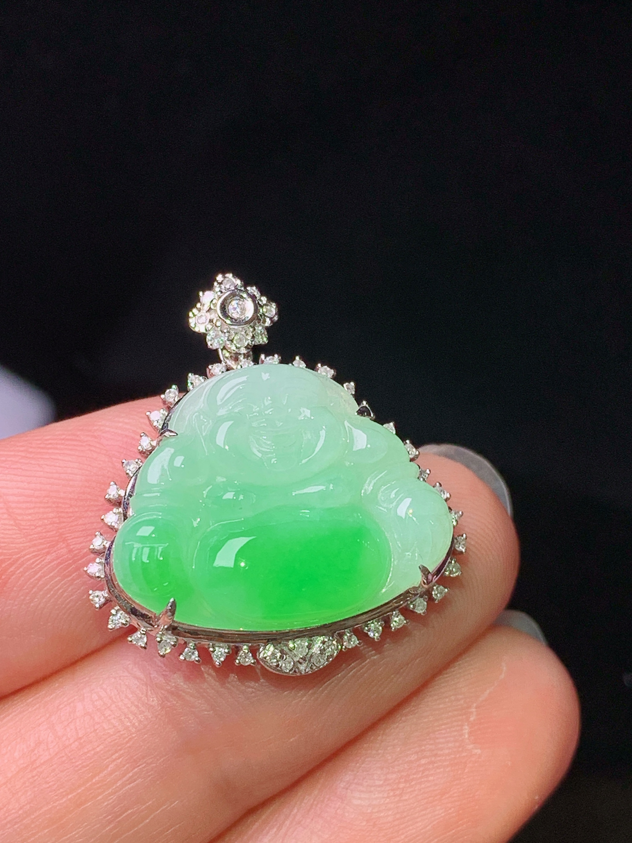 18k金钻镶嵌飘绿佛公吊坠 玉质细腻 色泽艳丽清新 水润亮眼 整体尺寸24.2*22.5*7.8j2