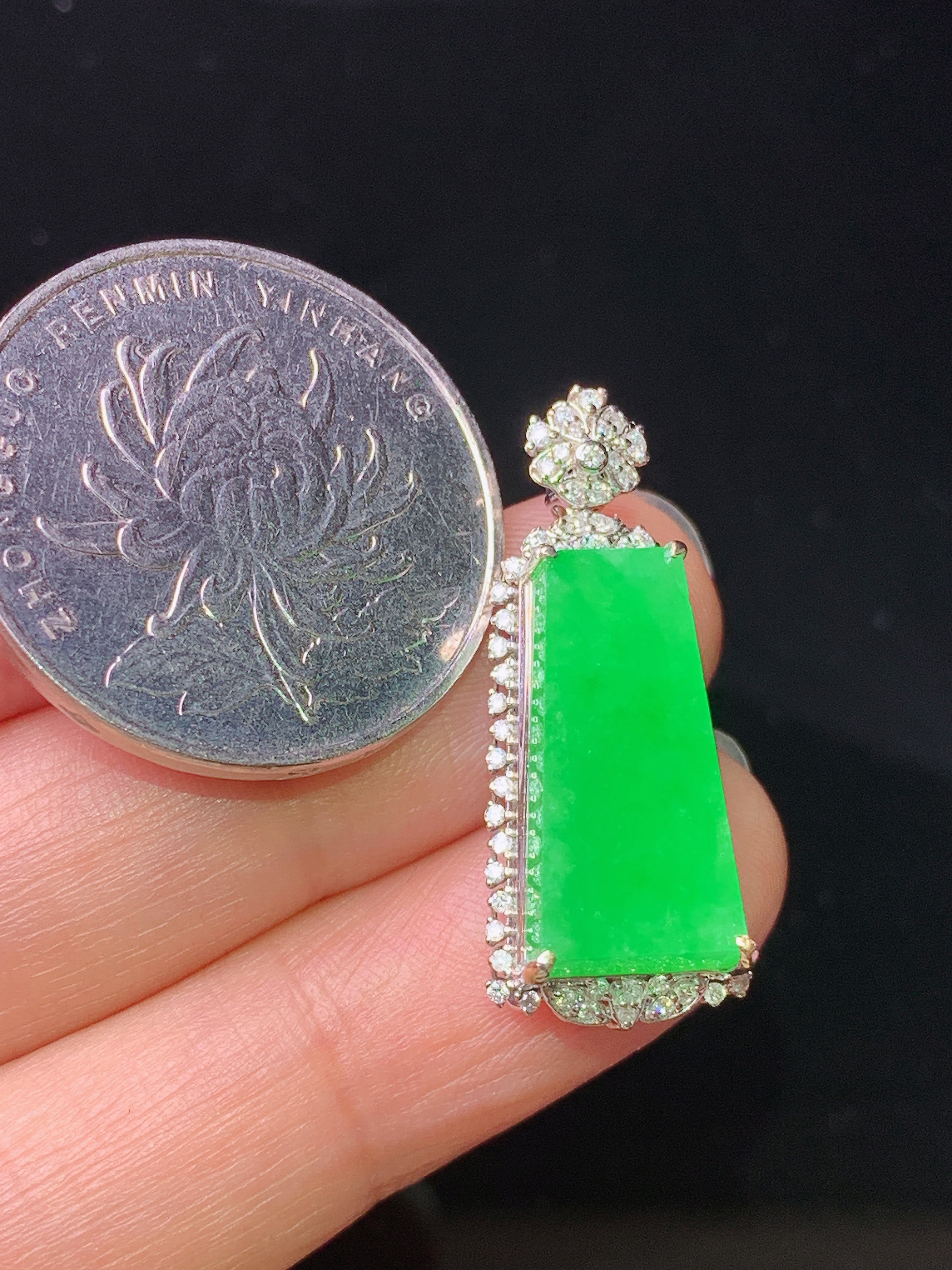 18k金钻镶嵌翠绿无事牌吊坠 玉质细腻 色泽艳丽清新 水润亮眼 整体尺寸28.5*11.8*8j2