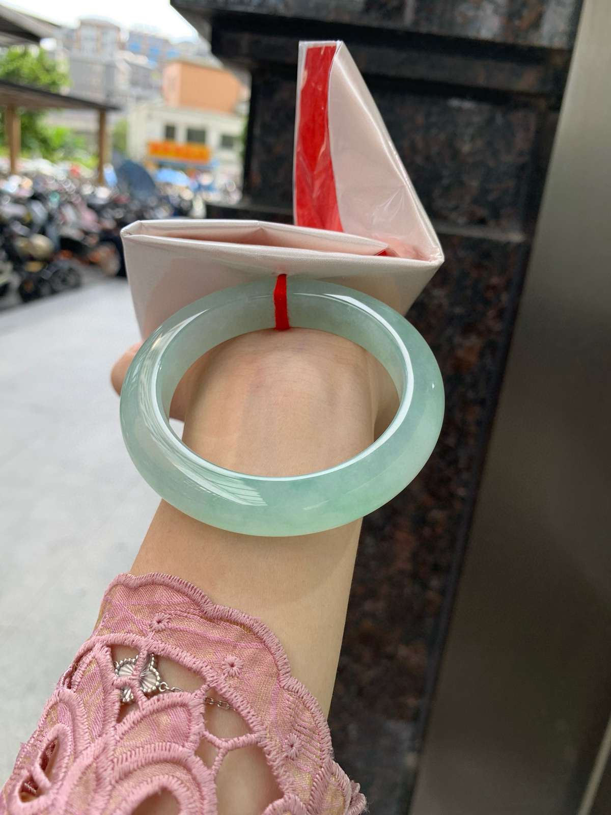 冰晴绿正圈
54.8-9.3-11.8
底妆水润细腻，满圈淡雅晴绿，像初春嫩芽落入清泉，均匀柔和，抬眼就是一片宁静感。