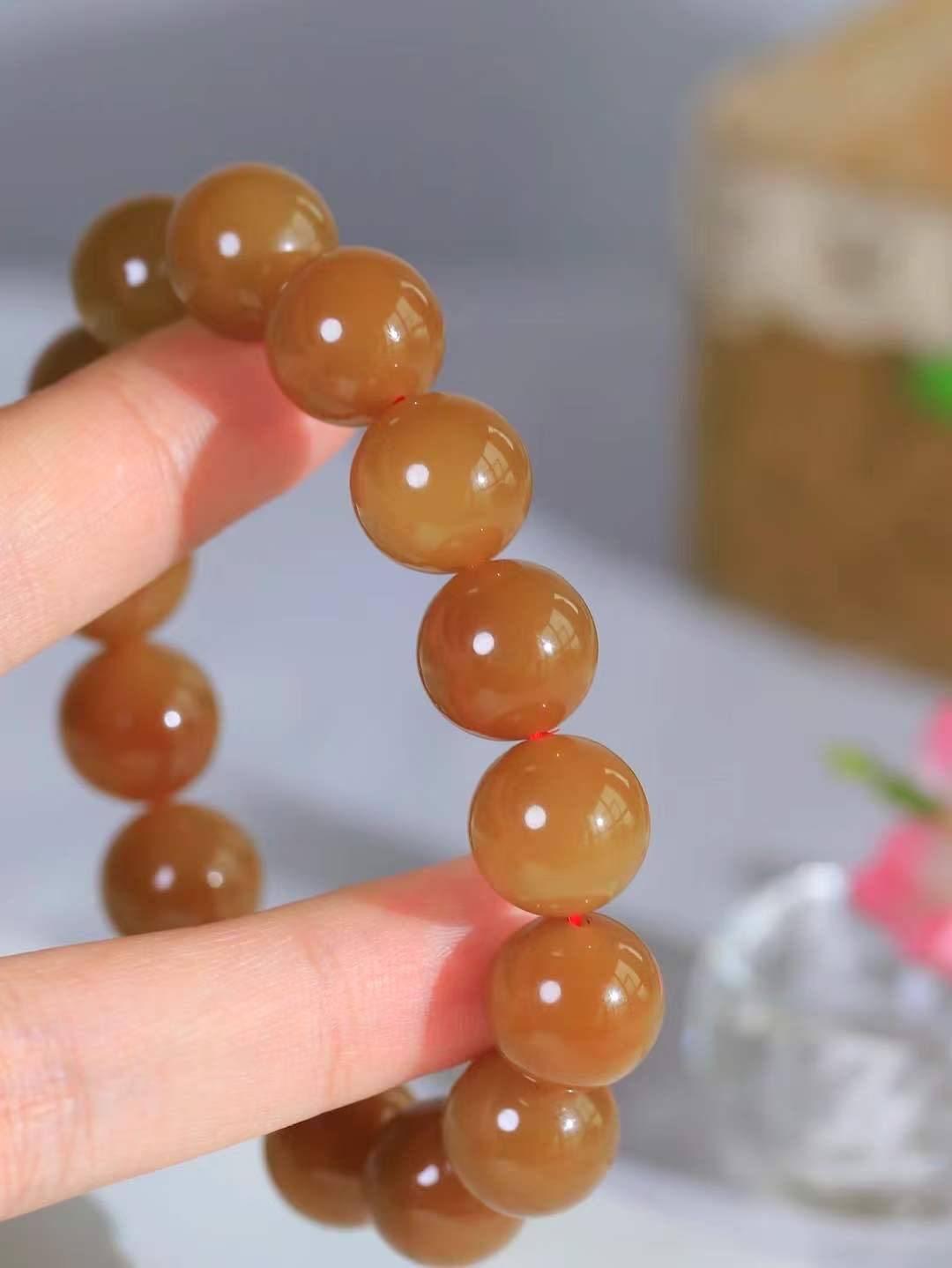 【珠圆玉润.手串】

精品和田玉糖玉珠圆玉润手串 玉质温润细腻  整串打磨圆润，佩戴舒适。珠珠落玉盘，间关莺语花底滑，一生美好时光，无论身在何处，都有它相伴相守。事事顺遂，幸福美满，吉祥如意。重63克 尺寸取一14mm FDL-16302300