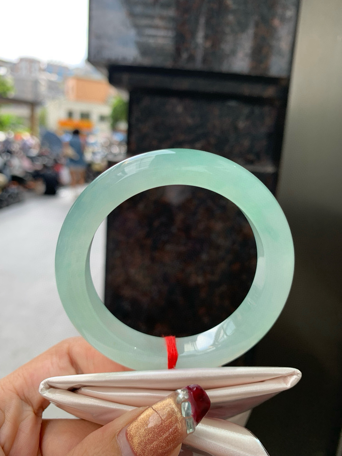 冰晴绿正圈
54.8-9.3-11.8
底妆水润细腻，满圈淡雅晴绿，像初春嫩芽落入清泉，均匀柔和，抬眼就是一片宁静感。