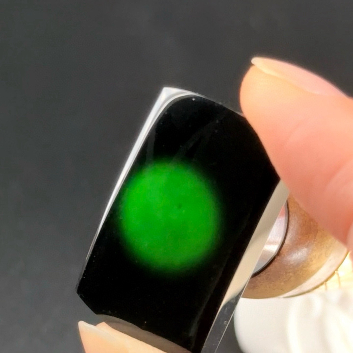 精品墨翠大马鞍裸石无事牌 种好色正 黑度极好 打灯通透 油性十足  尺寸28.7