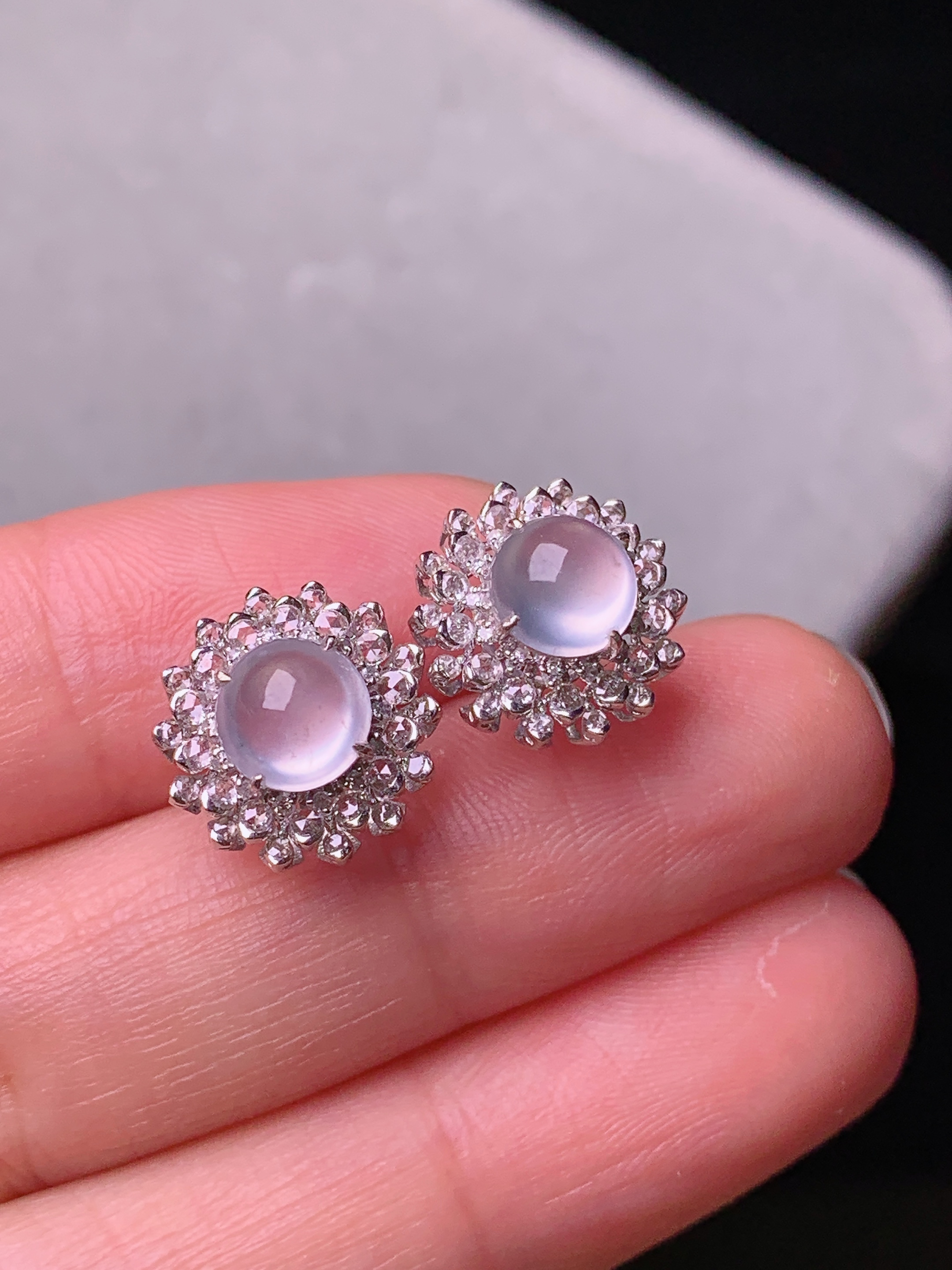 18k金钻镶嵌冰种蛋面耳钉 玉质细腻 色泽艳丽清新 水润亮眼 整体尺寸12*7.6t1