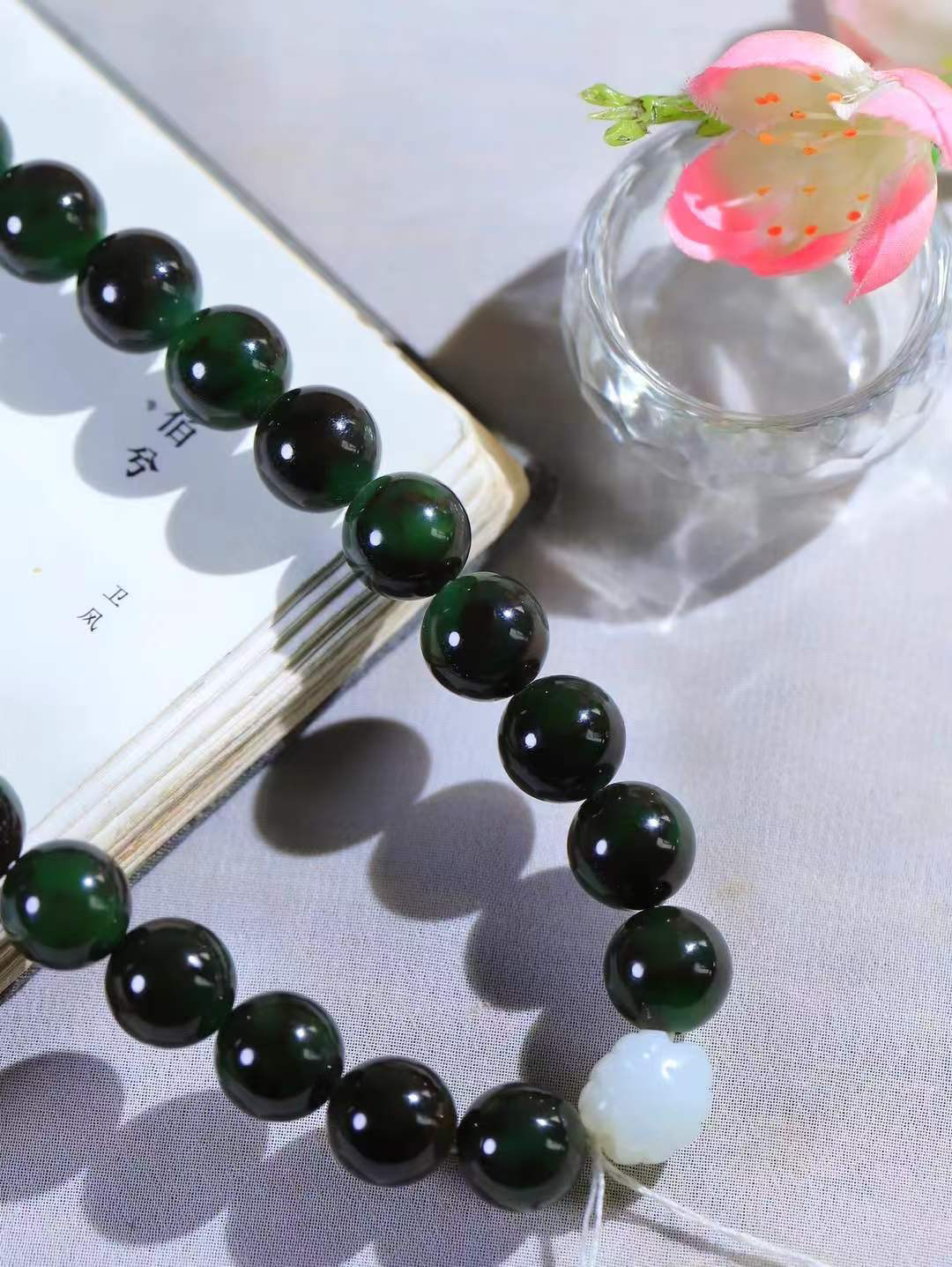 【珠圆玉润.手持】

精品和田玉碧玉珠圆玉润手持 玉质温润细腻  整串打磨圆润，佩戴舒适。珠珠落玉盘，间关莺语花底滑，一生美好时光，无论身在何处，都有它相伴相守。事事顺遂，幸福美满，吉祥如意。重95克 尺寸取一12mm  FDT-36302623