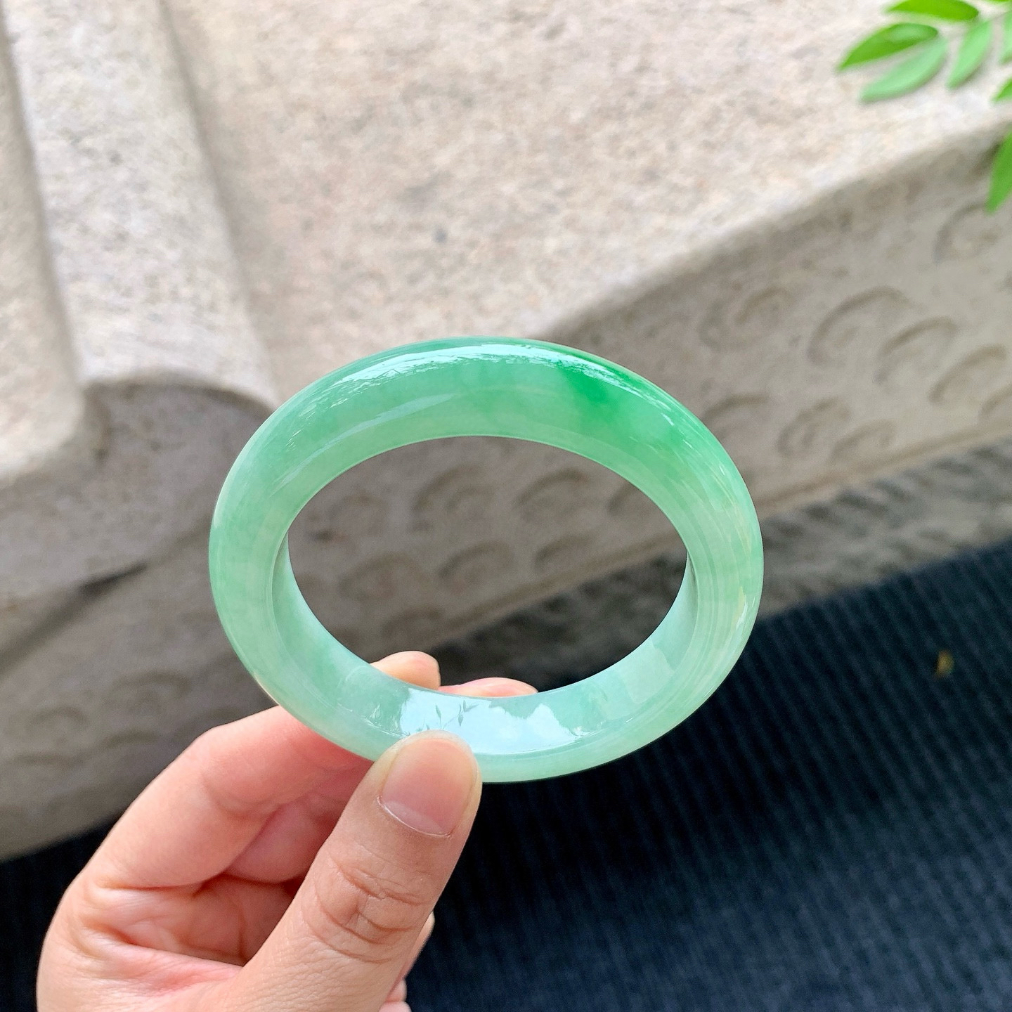 正圈51 52
【圈口】52.5/12.5/9
【描述】飘绿，水润，种老，细腻，无裂纹！