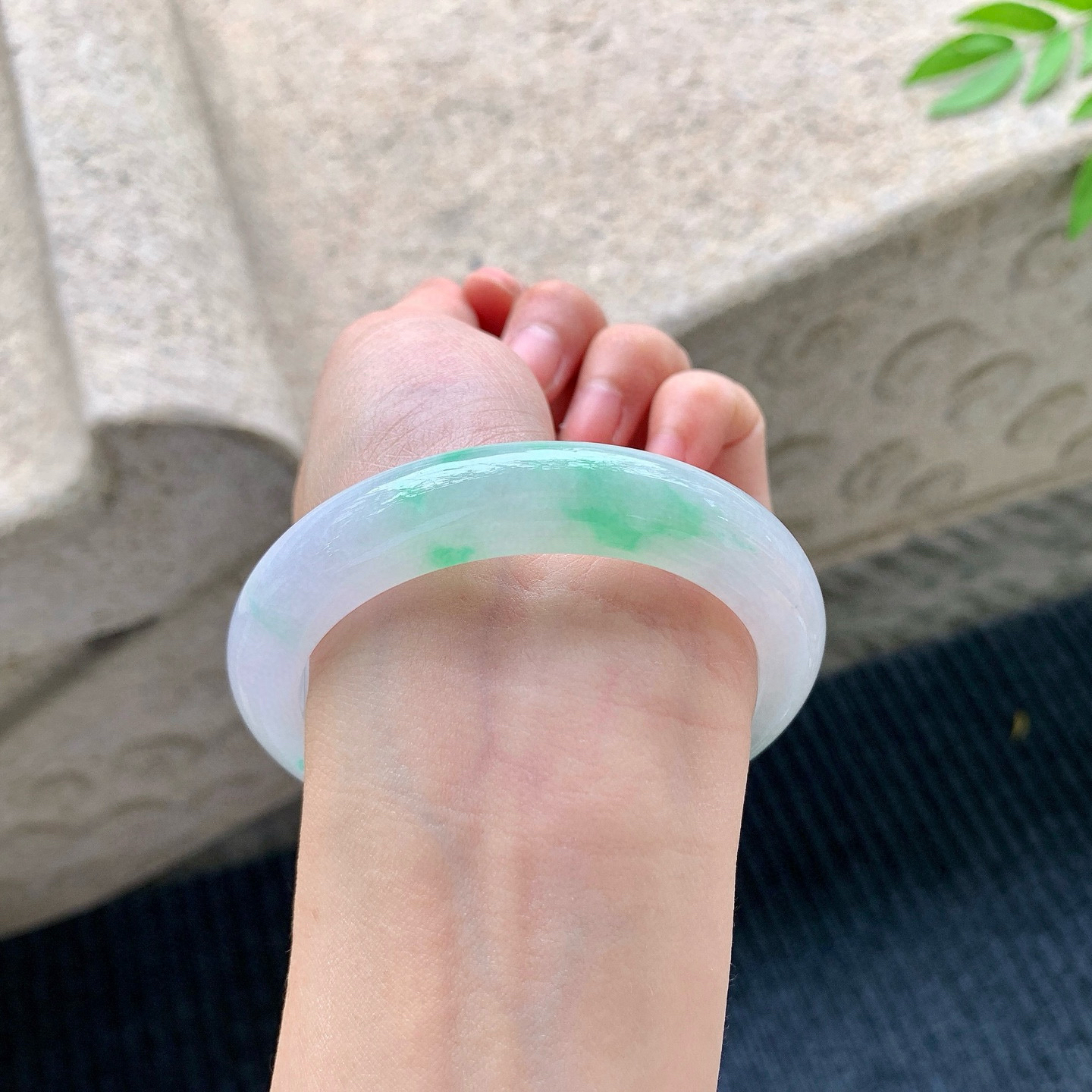 正圈55 56
【圈口】56.2/12/9
【描述】淡春彩，水润，种老，细腻，无纹裂！