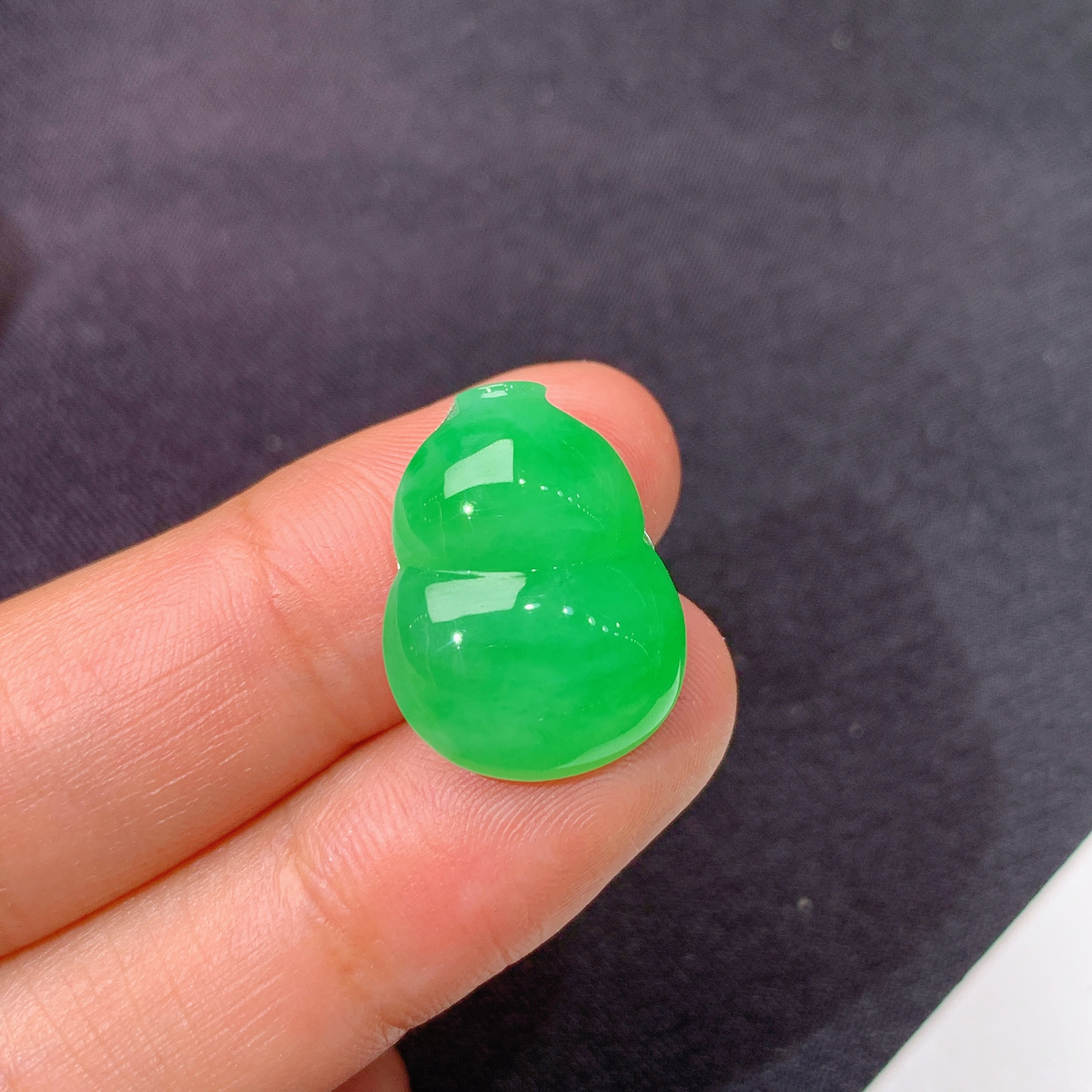 阳绿葫芦，镶嵌佳品，冰润色阳，玉质细腻，种水足，Mng 尺寸19.3*14.8*5.7