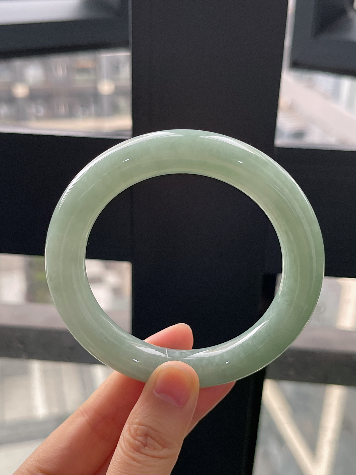 圆镯57.6圈口，翡翠糯化种淡绿色手镯