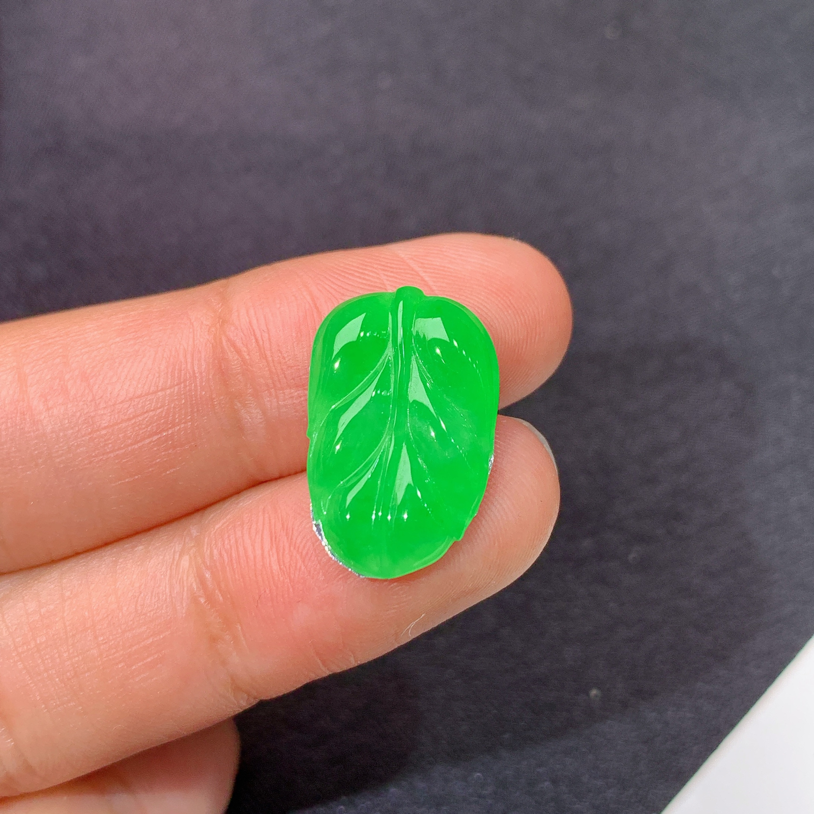 冰阳绿树叶，镶嵌佳品，冰润色阳，玉质细腻，种水足，Mng 尺寸18.6*11.8*3