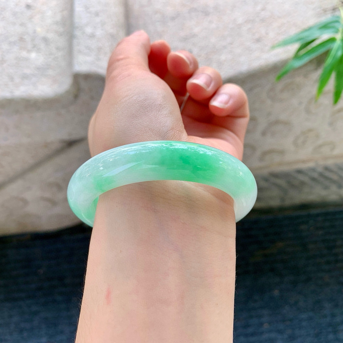 正圈53 54
【圈口】54/12.5/8.7
【描述】细糯飘绿，水润，种老，细腻，无纹裂！