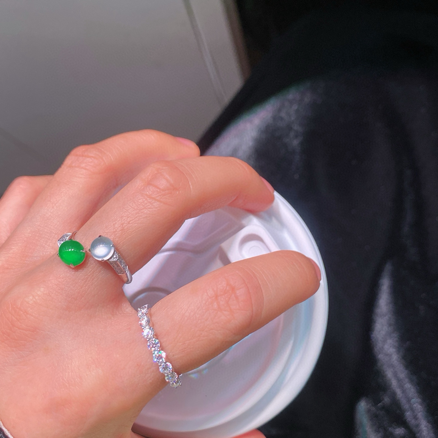 双色蛋面戒指 
冰绿蛋组合戒指，晶莹剔透
女神范十足，梦幻美感十足
18k金镶嵌，简镶真的很耐看
实物更美～