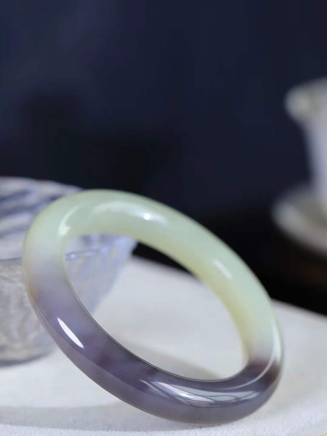 （温柔雅致.手镯）

精品️和田玉双色手镯。镯型饱满，温润细腻，脂润沁香。️执一卷书，沏一盏茶，着一袭裙，戴一只镯。淡淡浅笺，素心若兰，静赏玉中诗画。悠悠岁月，芊手轻摘，盛满诗样芳华。重55.6克   尺寸54.5-11-10.4mm    FDL-66362333