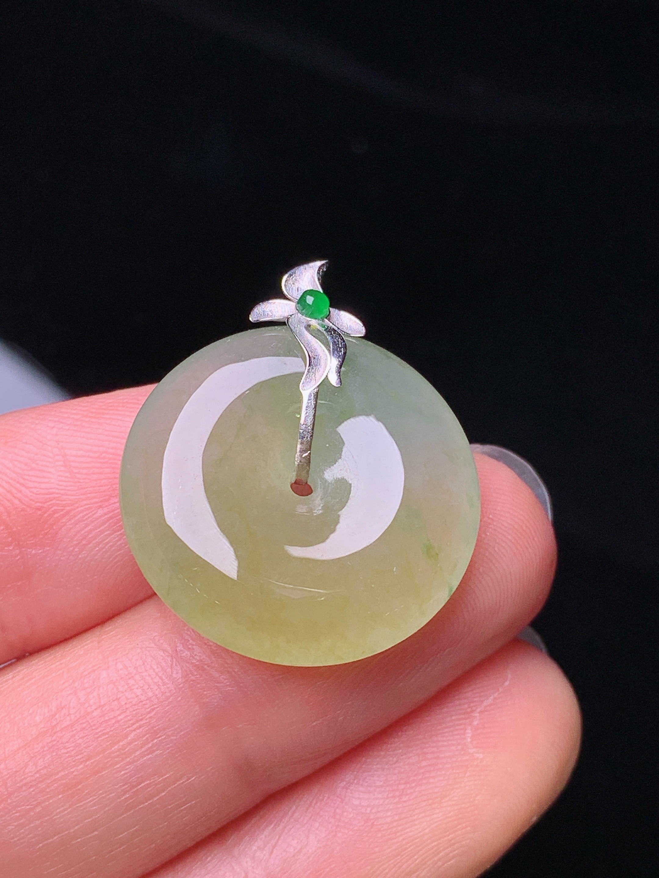 18k金镶嵌黄翡平安扣吊坠 玉质细腻 色泽艳丽清新 水润亮眼 整体尺寸25.3*21*6j2