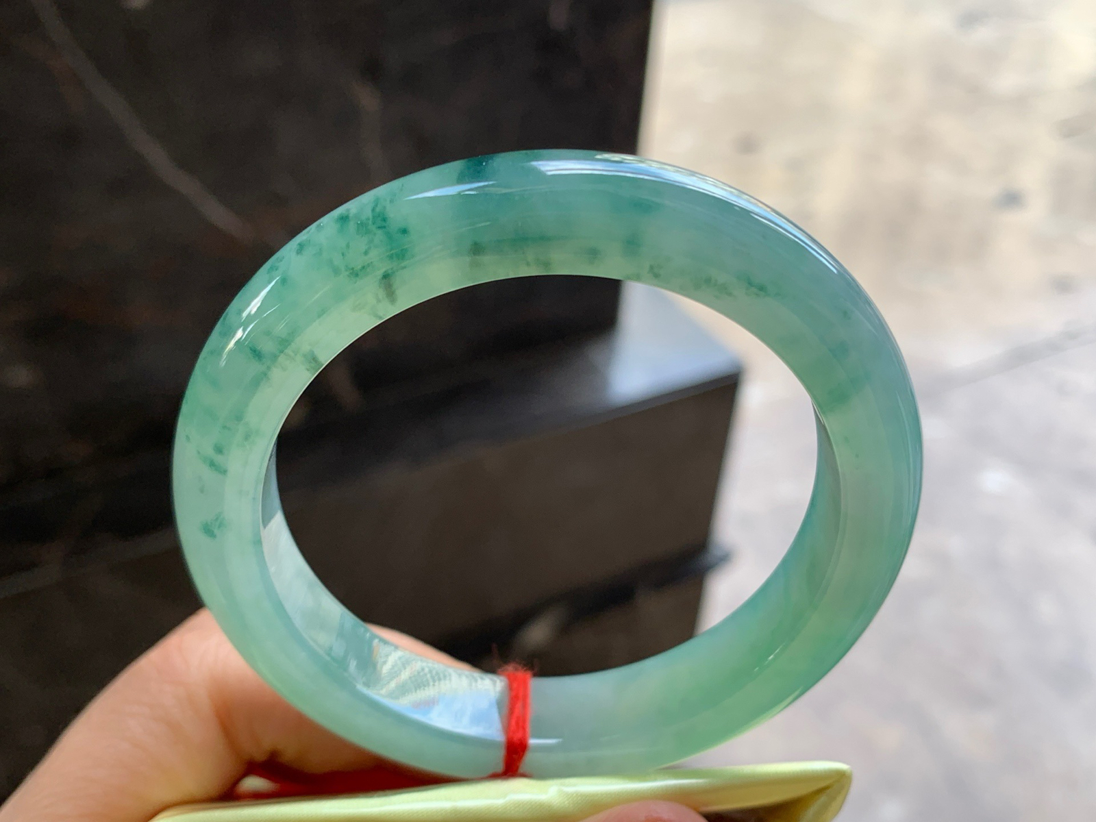 57-12.1-9.7

飘花手镯^_^鲜艳 玉质温润 细腻